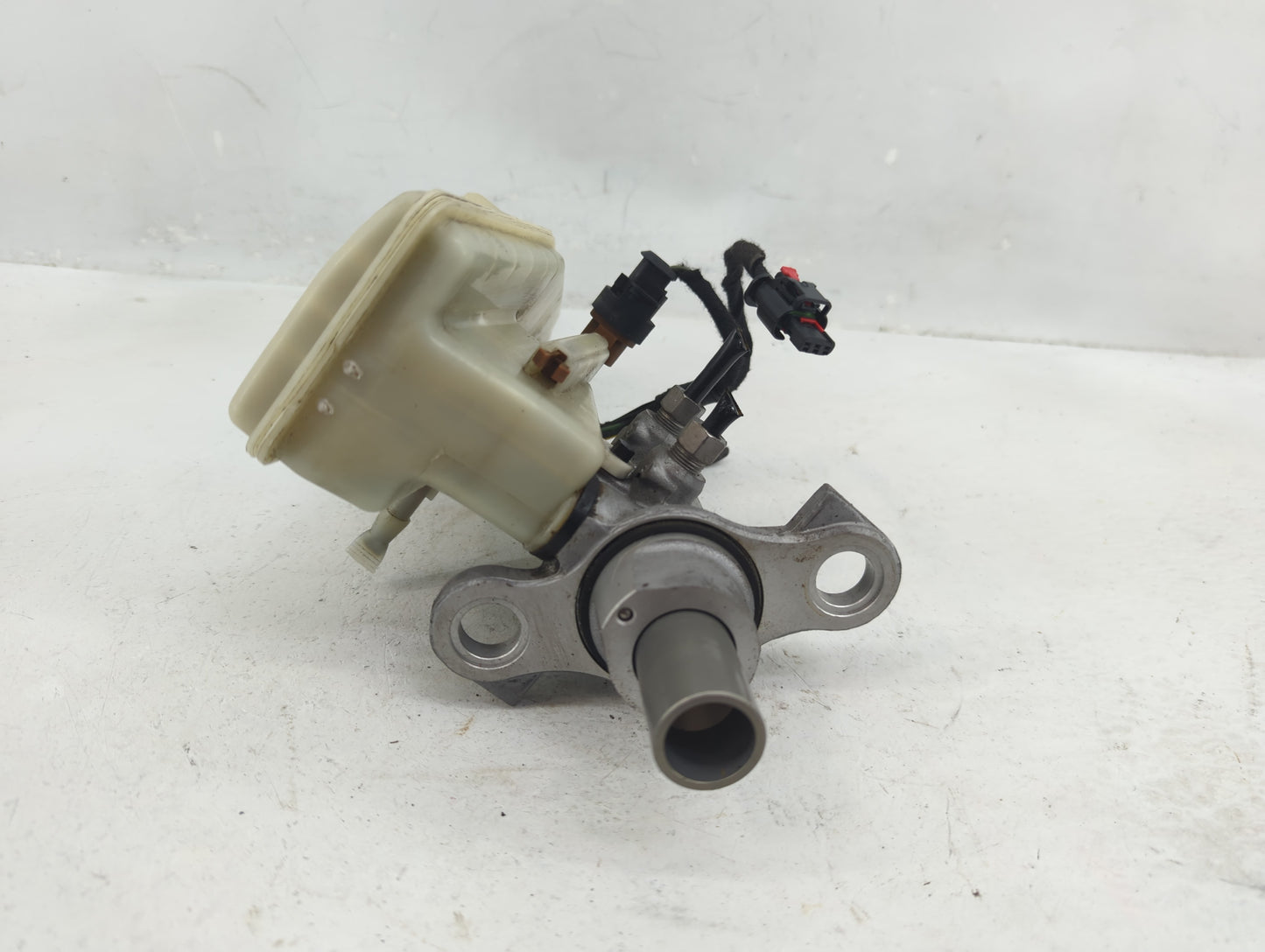 2016-2019 Chevrolet Cruze Brake Master Cylinder 1376533 - Oemusedautoparts1.com