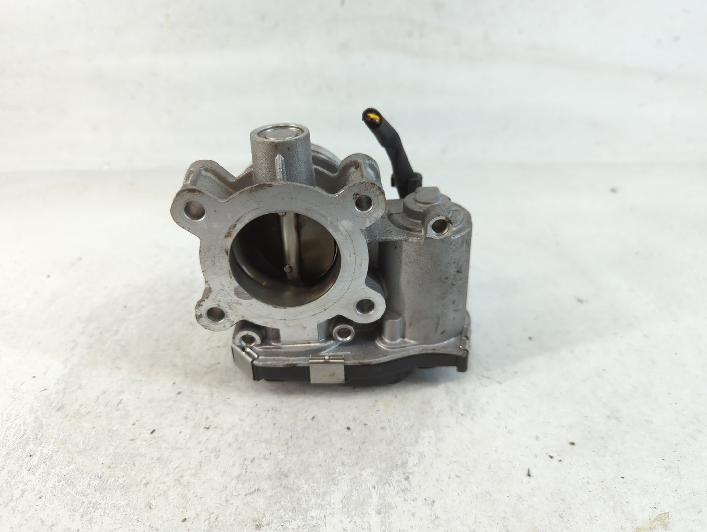 2017-2019 Chevrolet Cruze Throttle Body P/N:12671379AA Fits Fits 2016 2017 2018 2019 2020 2021 2022 OEM Used Auto Parts - Oe