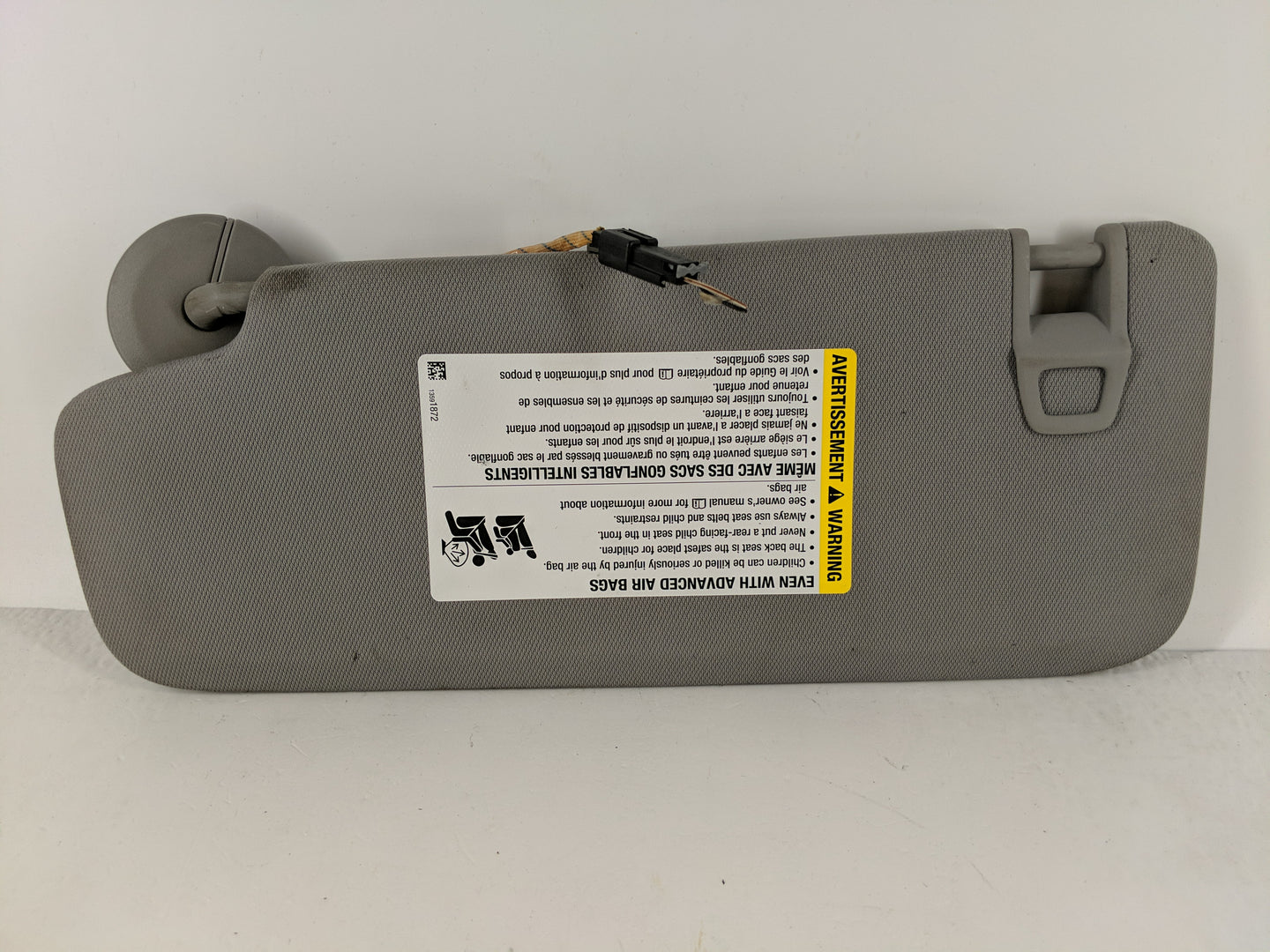 2018-2019 Chevrolet Equinox Sun Visor Shade Replacement Passenger Right Mirror Fits Fits 2018 2019 OEM Used Auto Parts - Oem