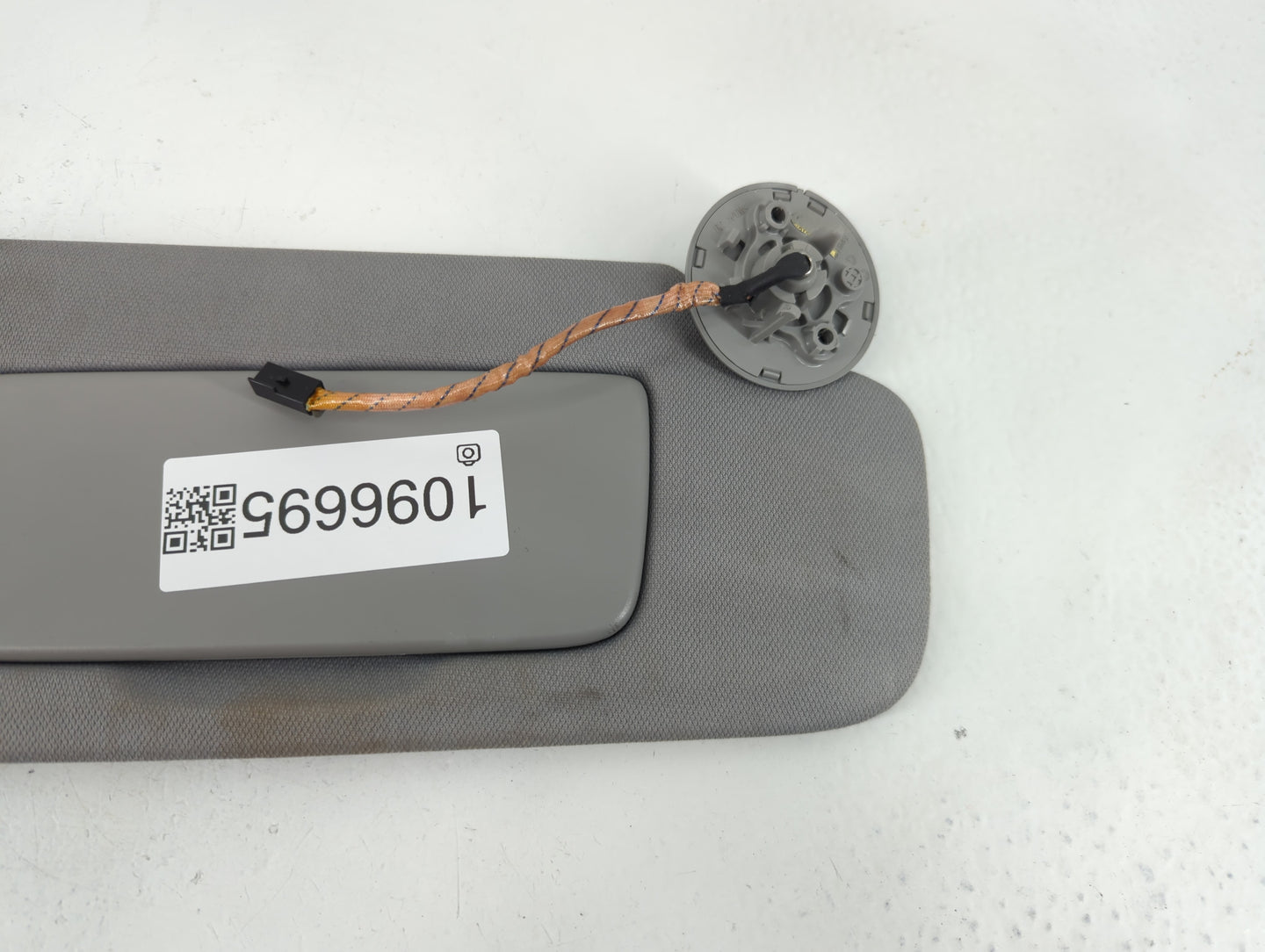 2018-2019 Chevrolet Equinox Sun Visor Shade Replacement Passenger Right Mirror Fits Fits 2018 2019 OEM Used Auto Parts - Oem