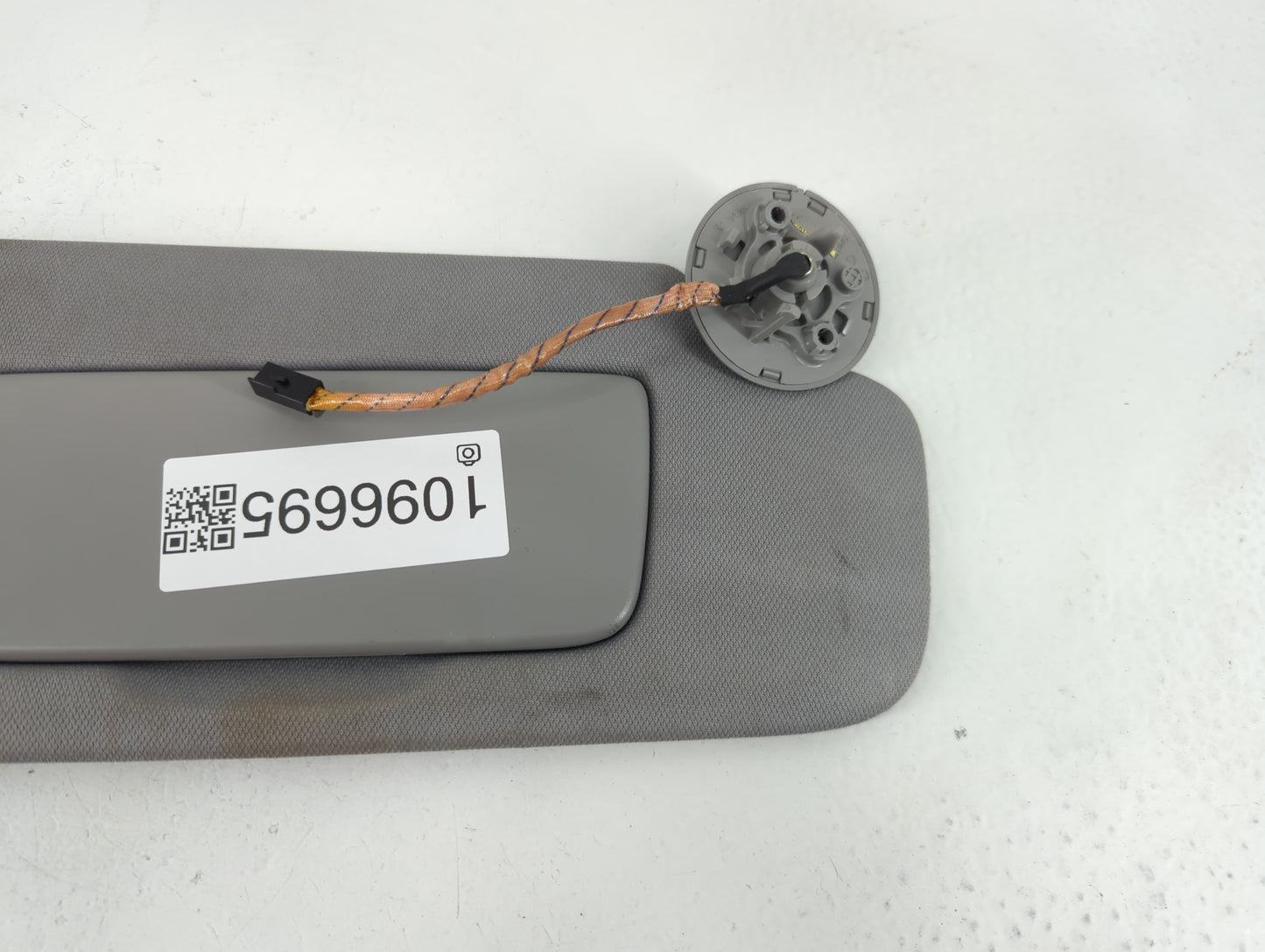 2018-2019 Chevrolet Equinox Sun Visor Shade Replacement Passenger Right Mirror Fits Fits 2018 2019 OEM Used Auto Parts - Oem