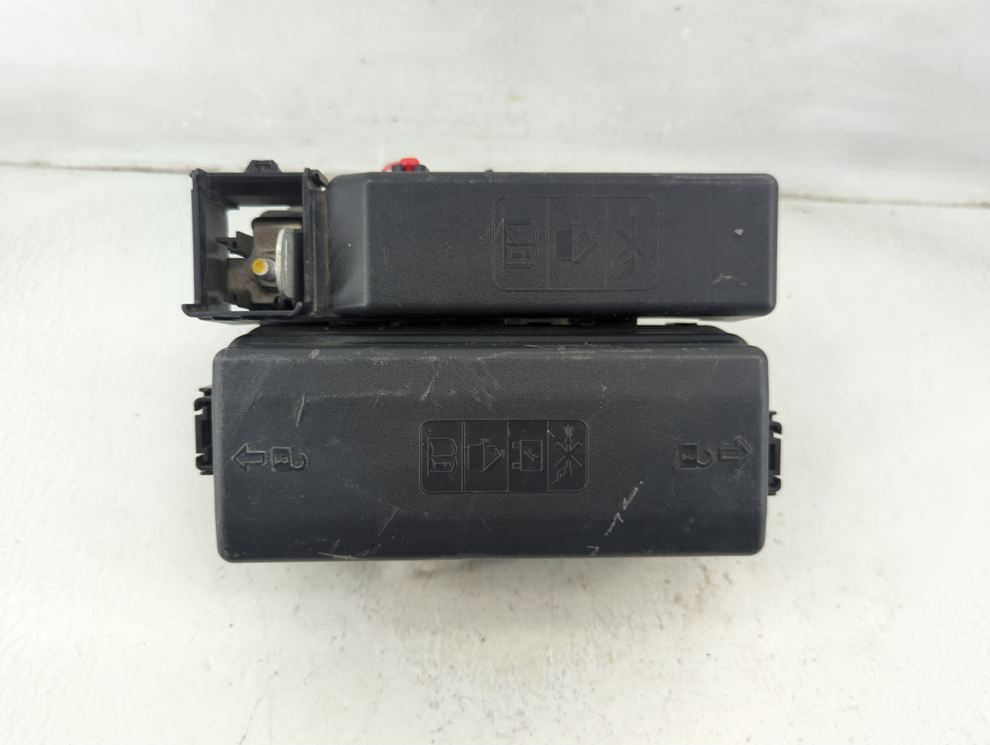 2018-2019 Chevrolet Equinox Fusebox Fuse Box Panel Relay Module P/N:812461952 Fits Fits 2018 2019 OEM Used Auto Parts - Oemu