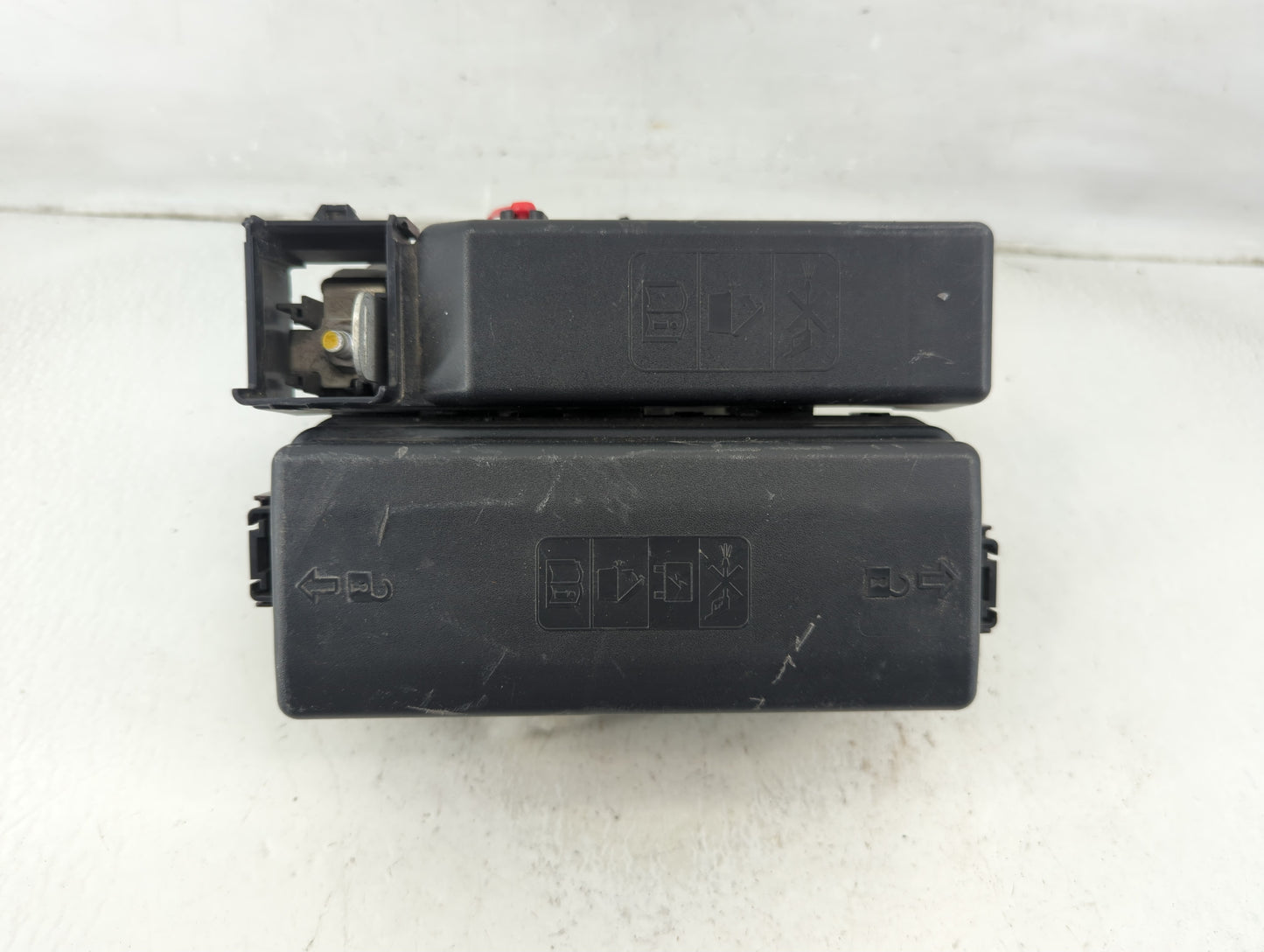 2018-2019 Chevrolet Equinox Fusebox Fuse Box Panel Relay Module P/N:812461952 Fits Fits 2018 2019 OEM Used Auto Parts - Oemu