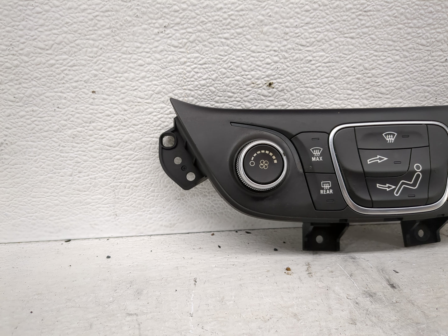 2018 Chevrolet Equinox Climate Control Module Temperature AC/Heater Replacement P/N:84422501 Fits OEM Used Auto Parts - Oemu