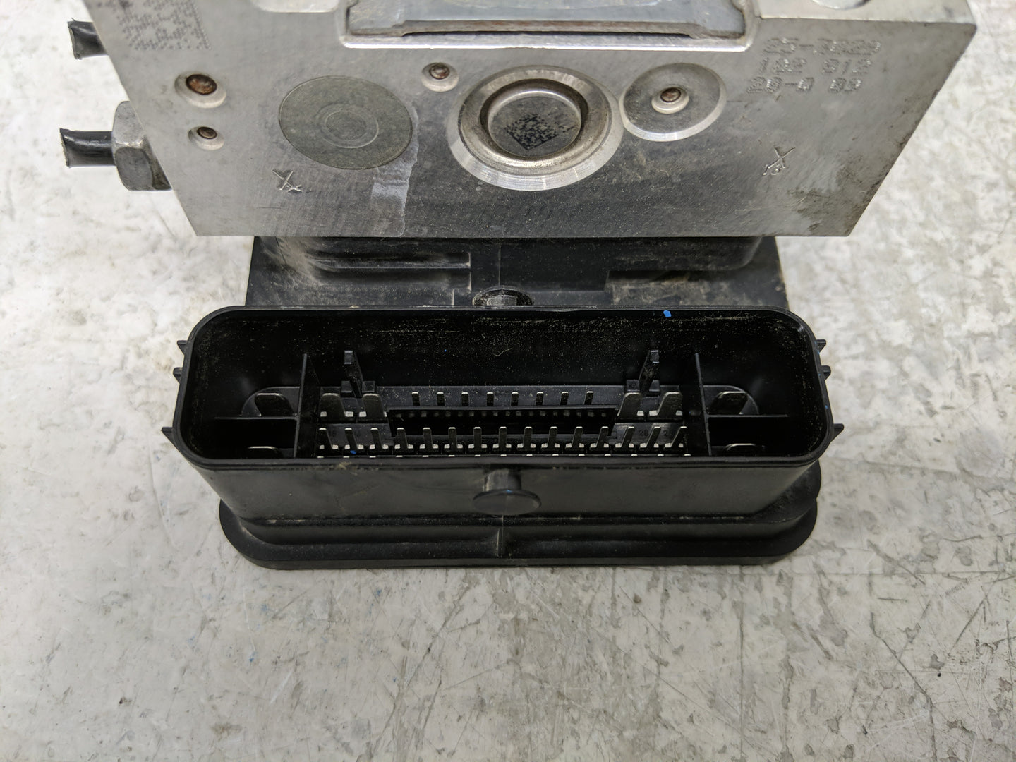2018-2019 Chevrolet Equinox ABS Pump Control Module Replacement P/N:84374039 Fits Fits 2018 2019 2020 2021 OEM Used Auto Par