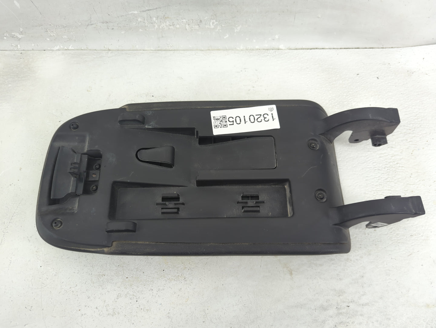2018 Chevrolet Equinox Center Console Armrest Cover Lid P/N:09200PE0 Fits OEM Used Auto Parts - Oemusedautoparts1.com
