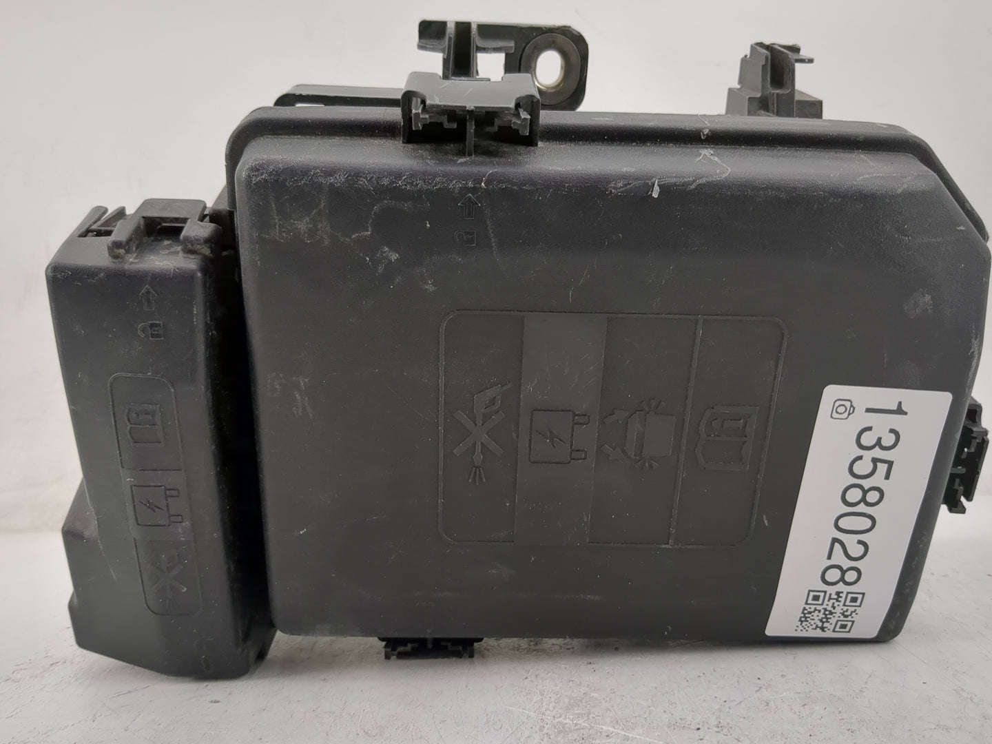 2018 Chevrolet Equinox Fusebox Fuse Box Panel Relay Module P/N:23246682 Fits OEM Used Auto Parts - Oemusedautoparts1.com