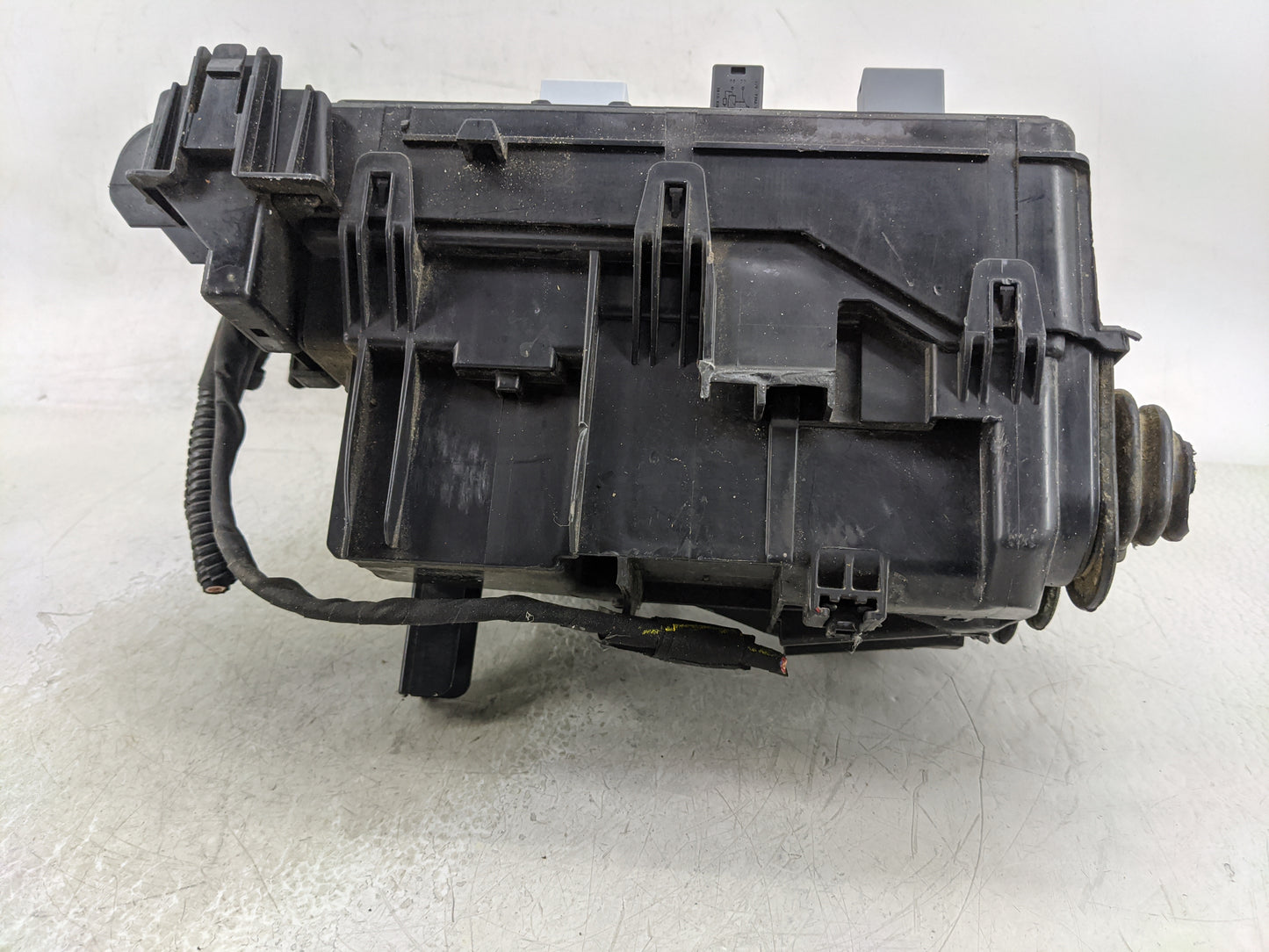 2018-2022 Chevrolet Equinox Fusebox Fuse Box Panel Relay Module P/N:84733372 Fits Fits 2018 2019 2020 2021 2022 OEM Used Aut