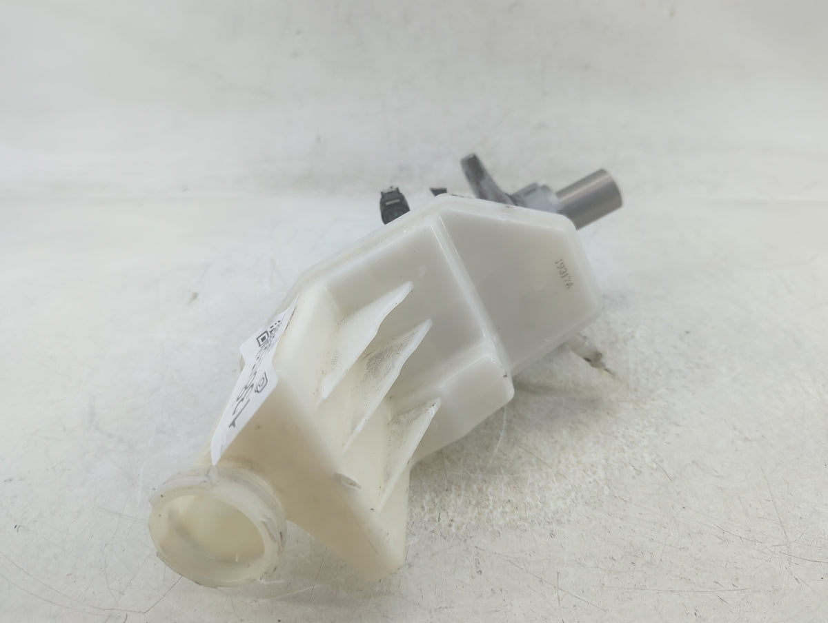 2018-2022 Chevrolet Equinox Brake Master Cylinder 1383158 - Oemusedautoparts1.com