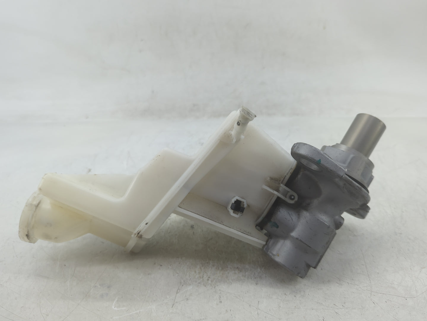 2018-2022 Chevrolet Equinox Brake Master Cylinder 1383158 - Oemusedautoparts1.com