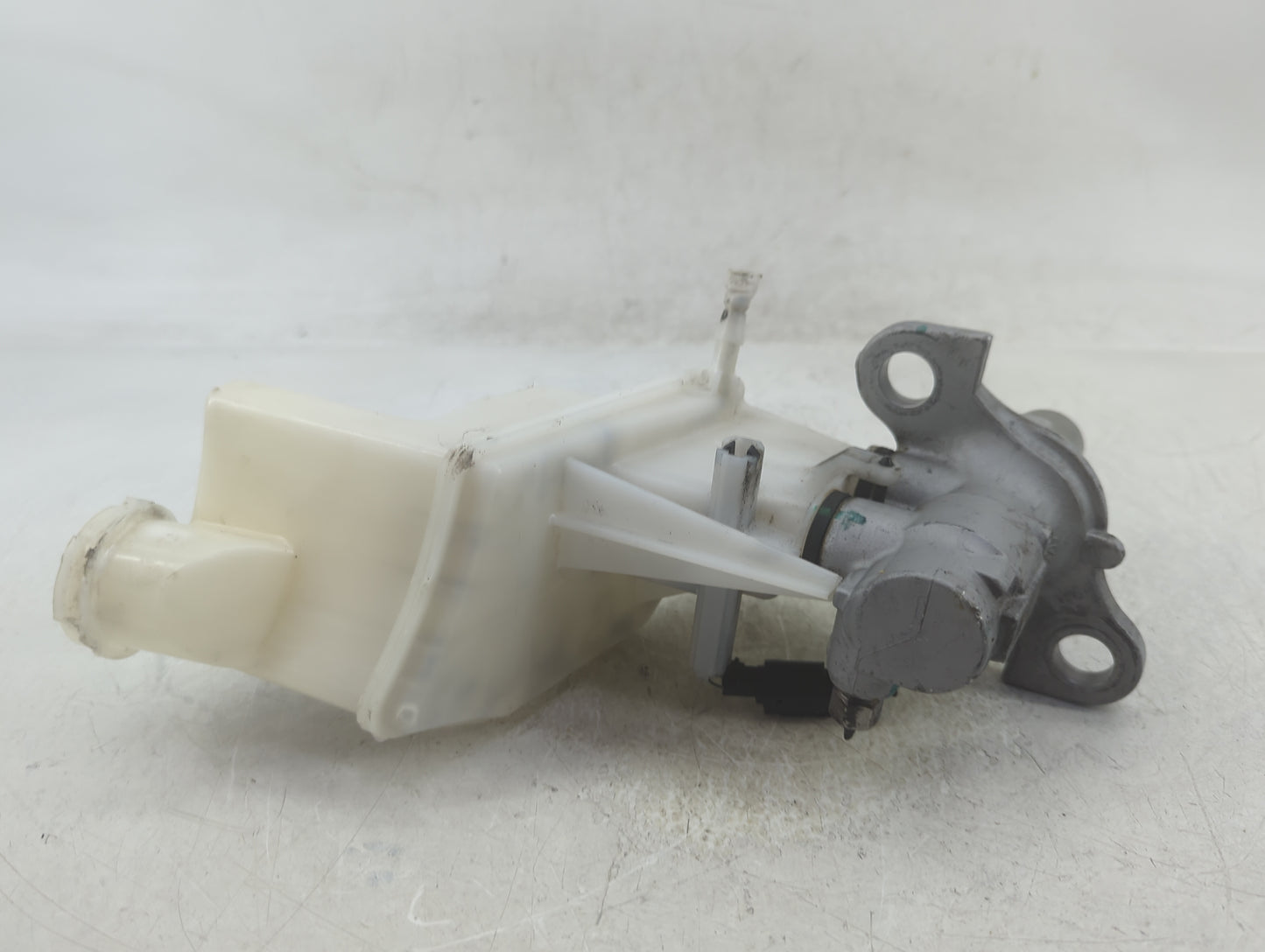 2018-2022 Chevrolet Equinox Brake Master Cylinder 1383158 - Oemusedautoparts1.com