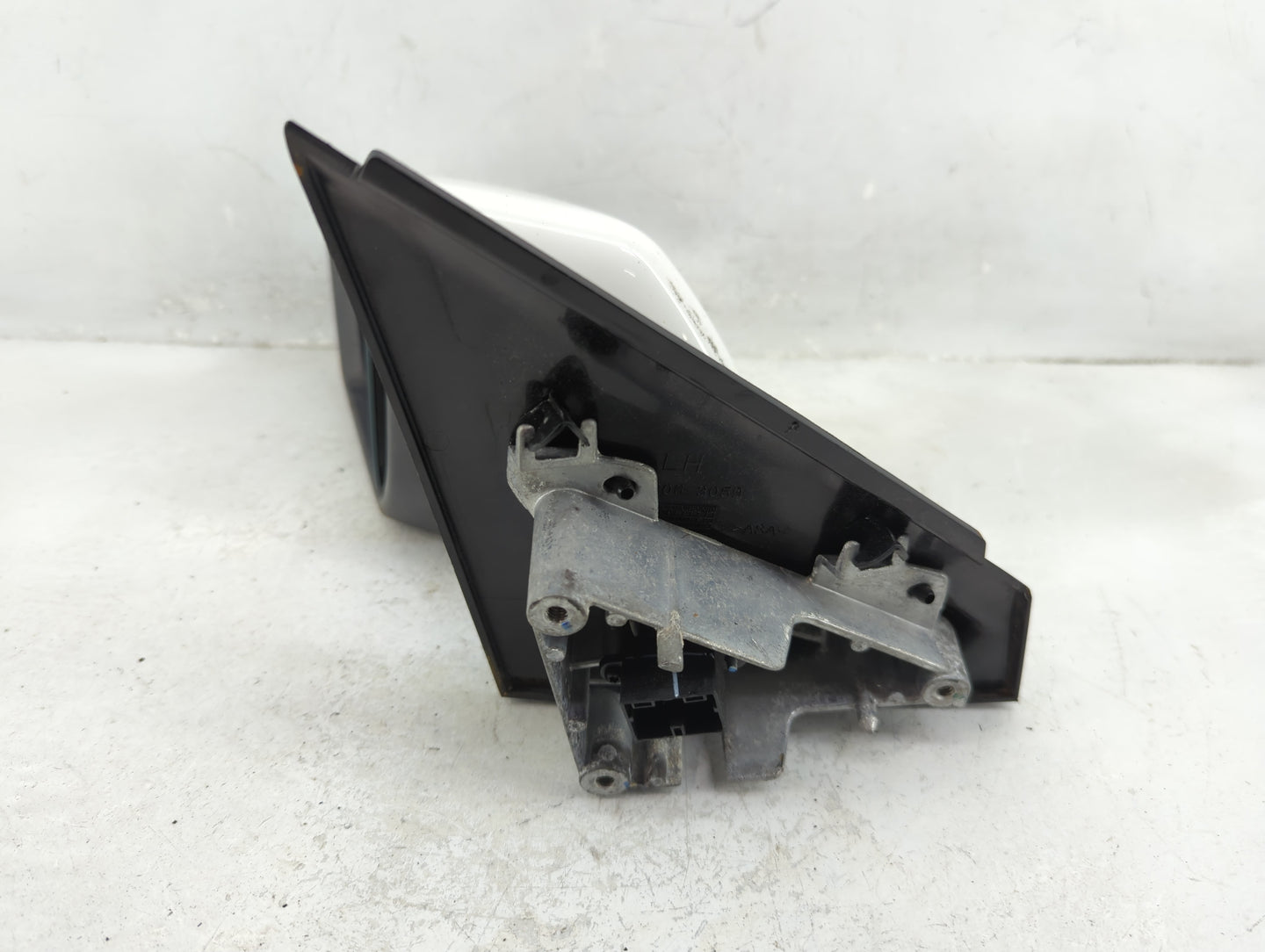 2018-2020 Chevrolet Equinox Driver Side View Mirror - Left Door Mirror OEM Used - Oemusedautoparts1.com