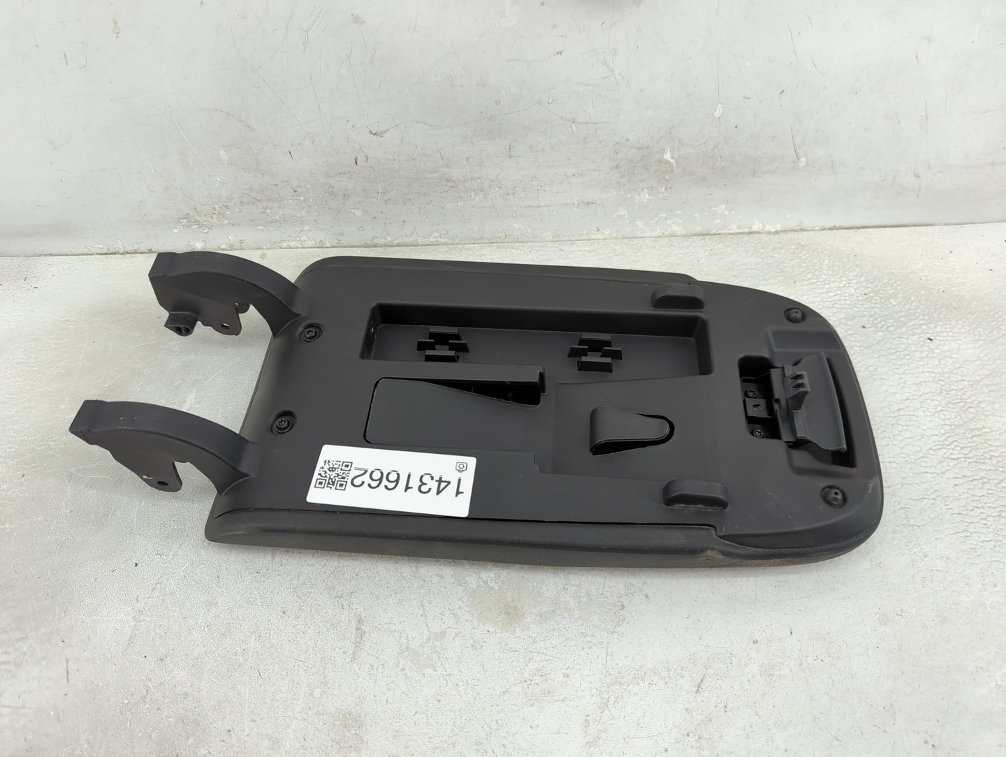 2018 Chevrolet Equinox Center Console Armrest Cover Lid Fits OEM Used Auto Parts - Oemusedautoparts1.com