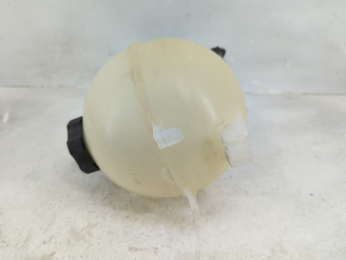 2018 Chevrolet Equinox Radiator Coolant Overflow Expansion Tank Bottle 1433348 - Oemusedautoparts1.com