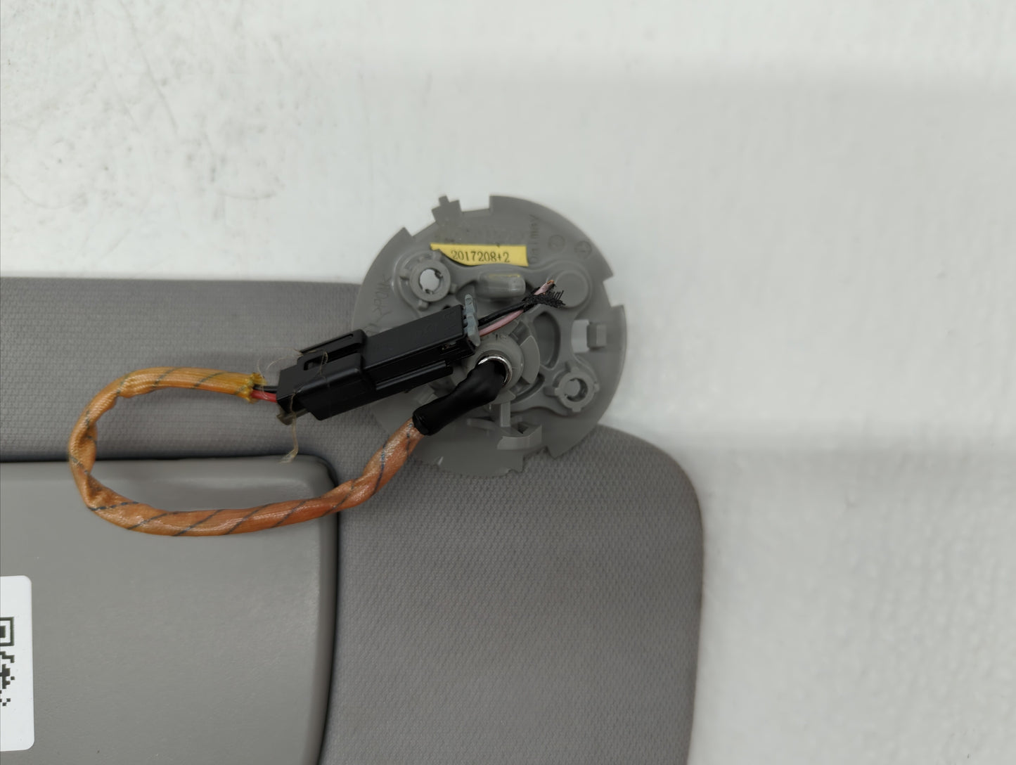 2018-2019 Chevrolet Equinox Sun Visor Shade Replacement Passenger Right Mirror Fits Fits 2018 2019 OEM Used Auto Parts - Oem