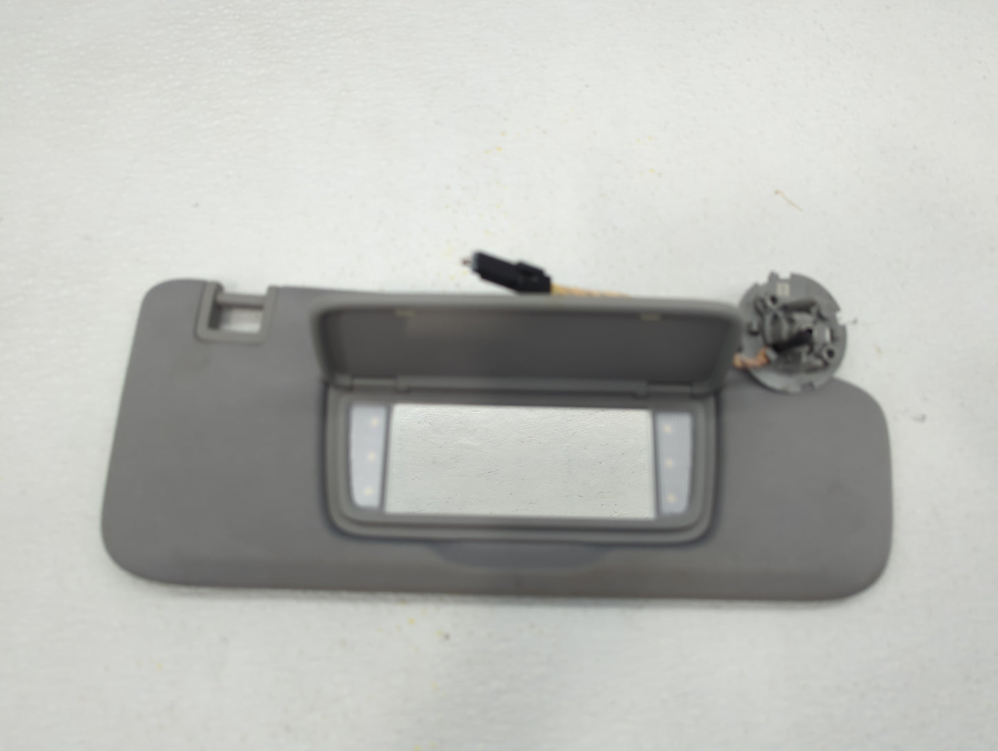 2018-2019 Chevrolet Equinox Sun Visor Shade Replacement Passenger Right Mirror Fits Fits 2018 2019 OEM Used Auto Parts - Oem