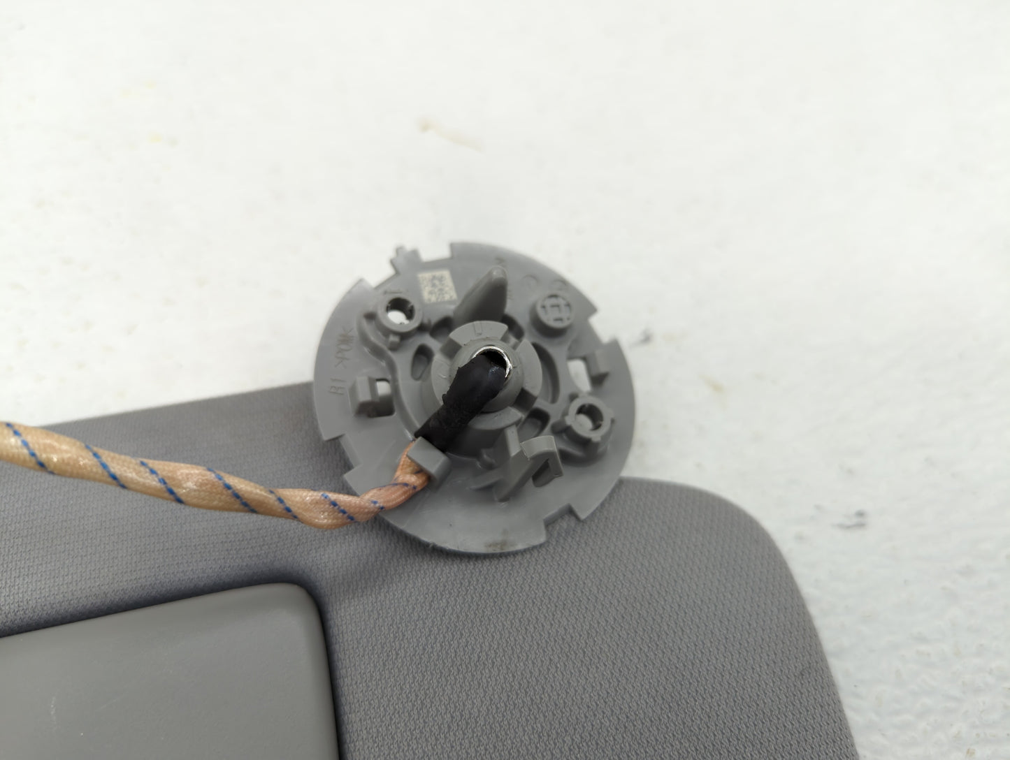 2018-2019 Chevrolet Equinox Sun Visor Shade Replacement Passenger Right Mirror Fits Fits 2018 2019 OEM Used Auto Parts - Oem