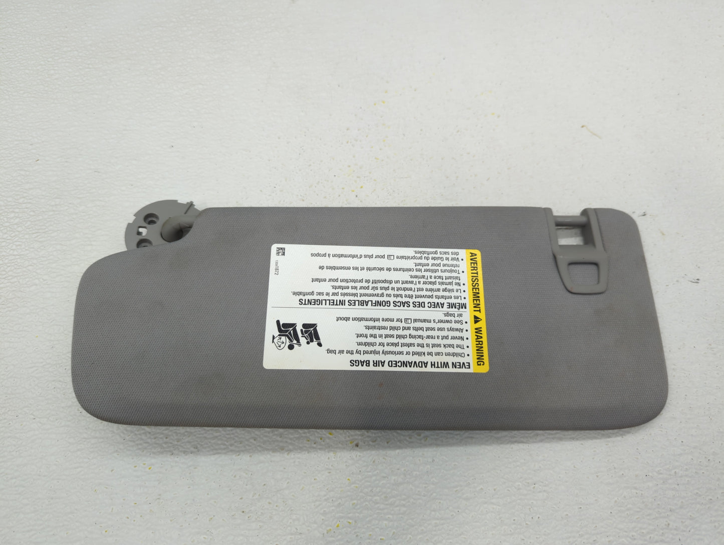 2018-2019 Chevrolet Equinox Sun Visor Shade Replacement Passenger Right Mirror Fits Fits 2018 2019 OEM Used Auto Parts - Oem