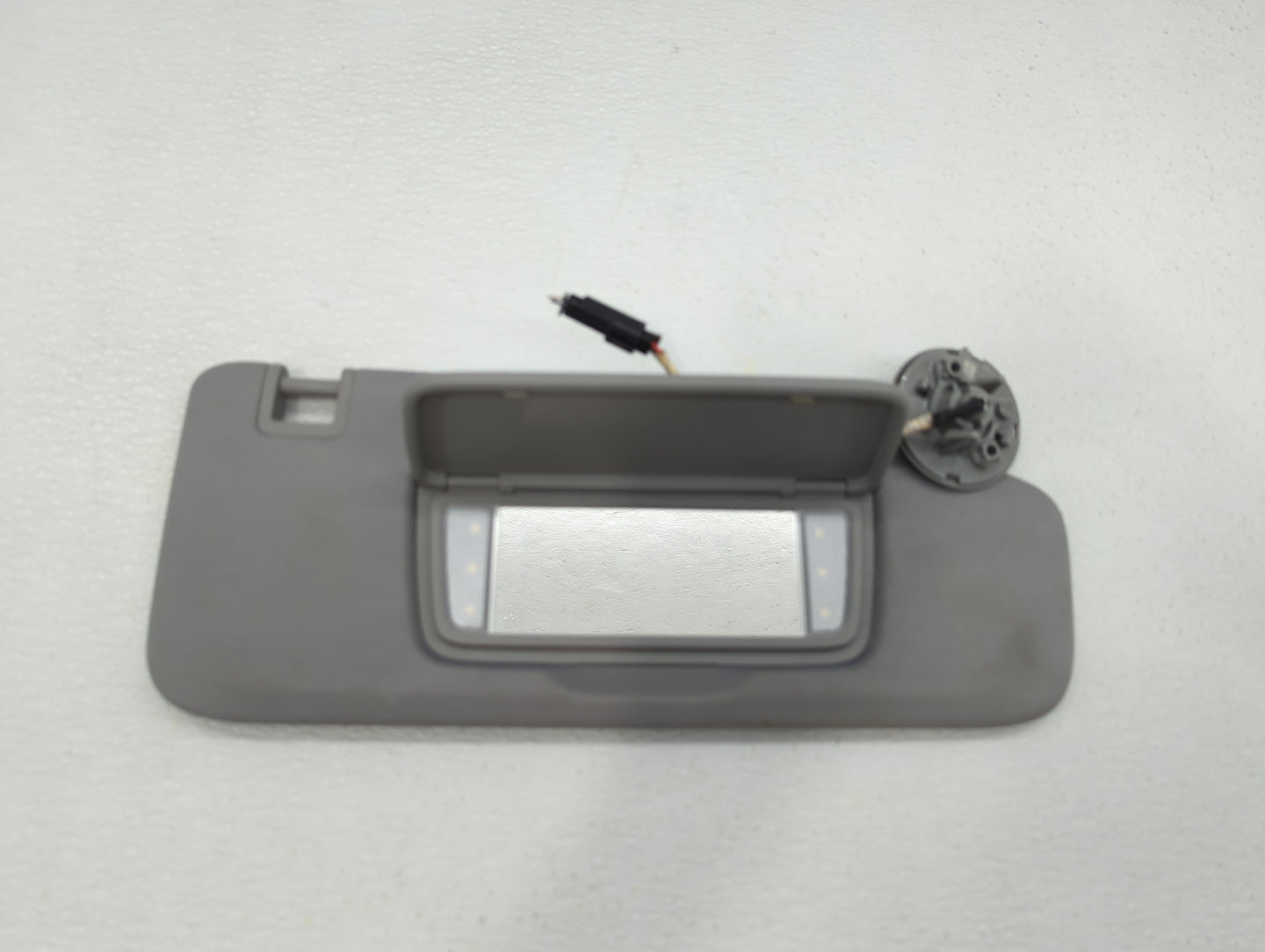 2018-2019 Chevrolet Equinox Sun Visor Shade Replacement Passenger Right Mirror Fits Fits 2018 2019 OEM Used Auto Parts - Oem