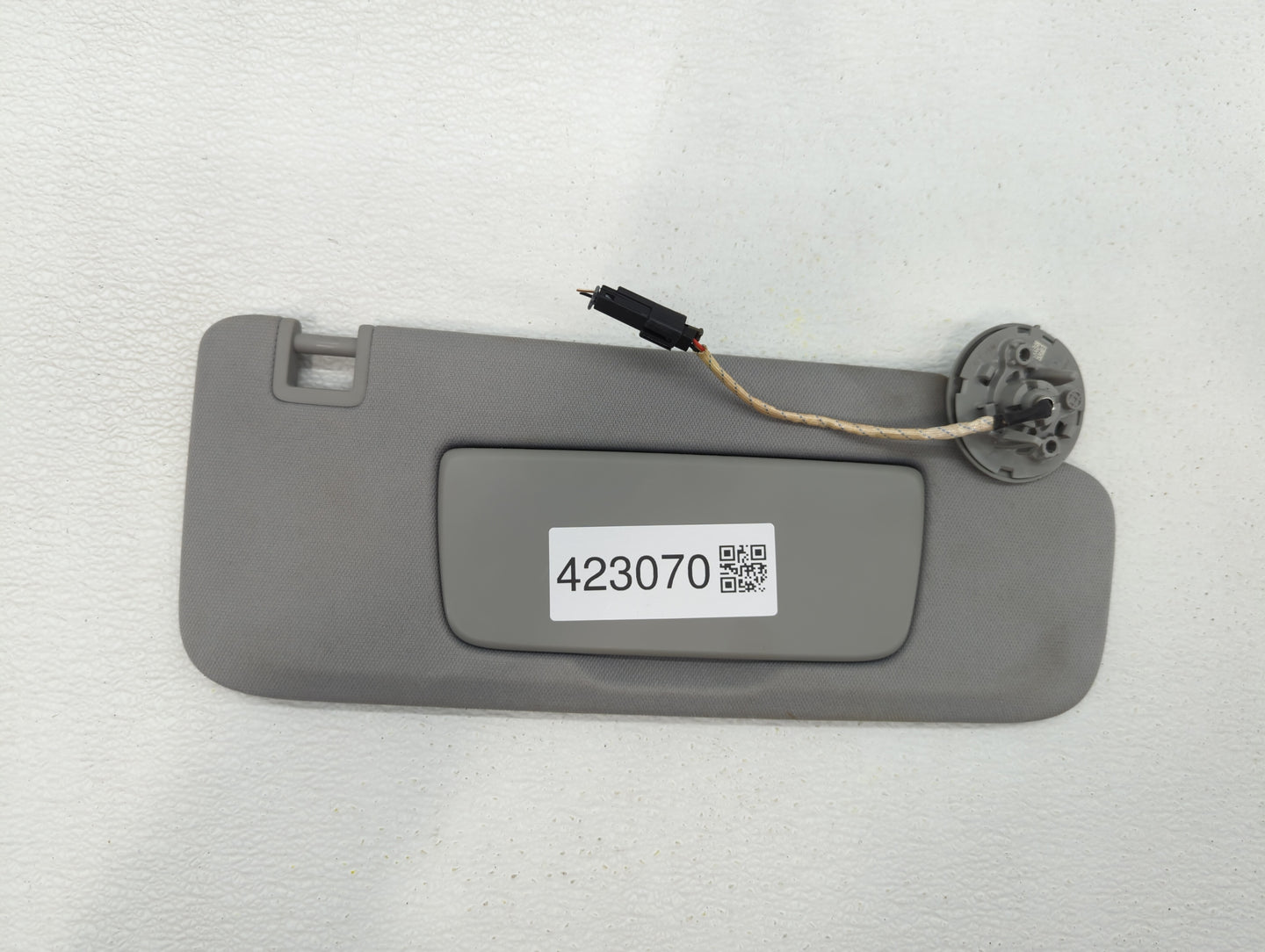 2018-2019 Chevrolet Equinox Sun Visor Shade Replacement Passenger Right Mirror Fits Fits 2018 2019 OEM Used Auto Parts - Oem