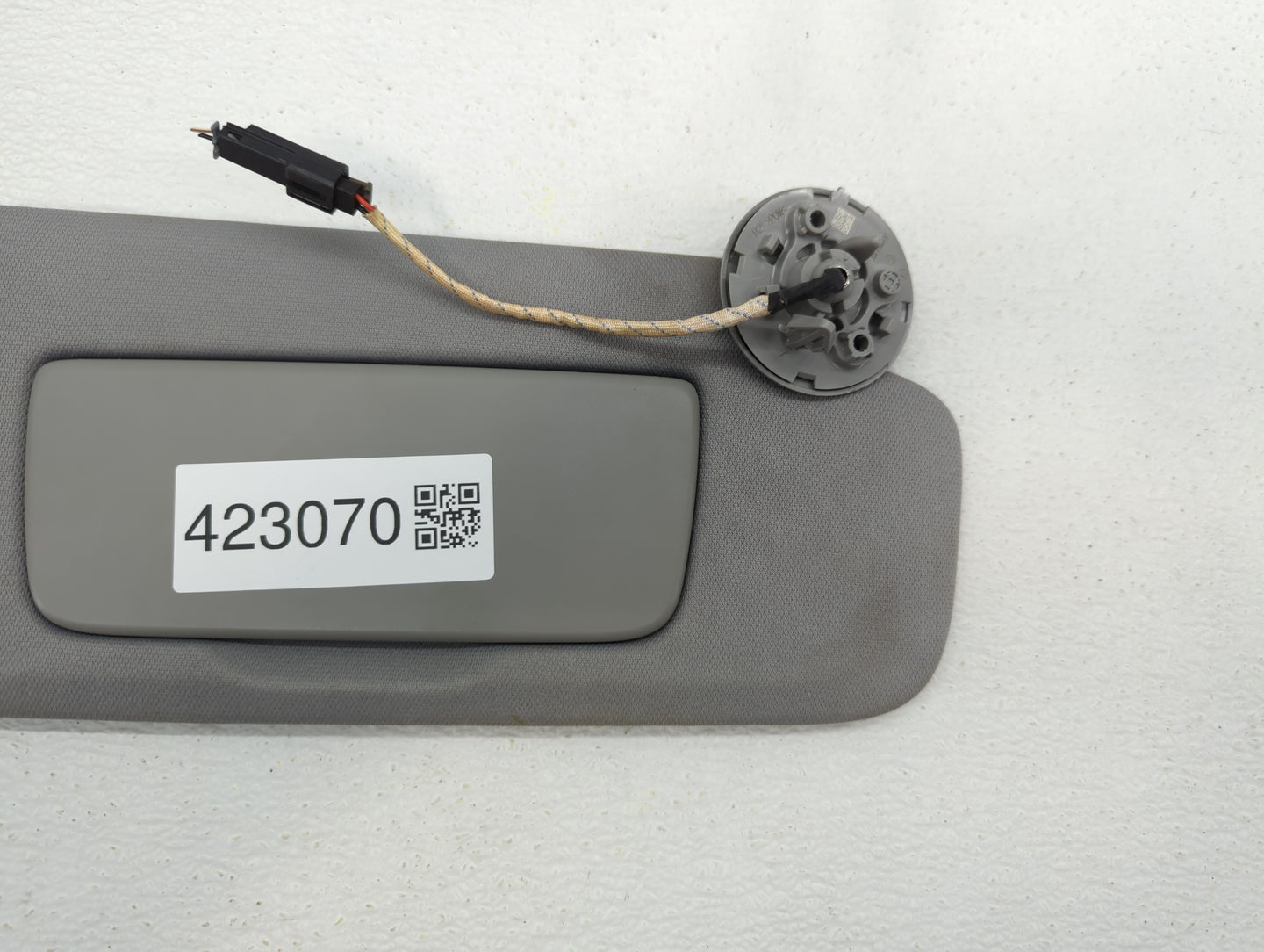 2018-2019 Chevrolet Equinox Sun Visor Shade Replacement Passenger Right Mirror Fits Fits 2018 2019 OEM Used Auto Parts - Oem