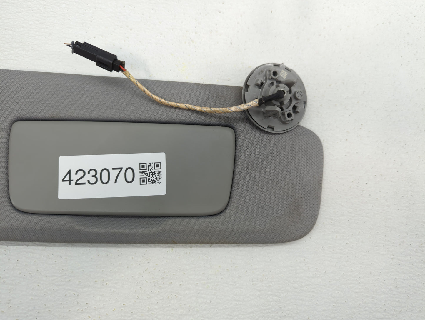 2018-2019 Chevrolet Equinox Sun Visor Shade Replacement Passenger Right Mirror Fits Fits 2018 2019 OEM Used Auto Parts - Oem