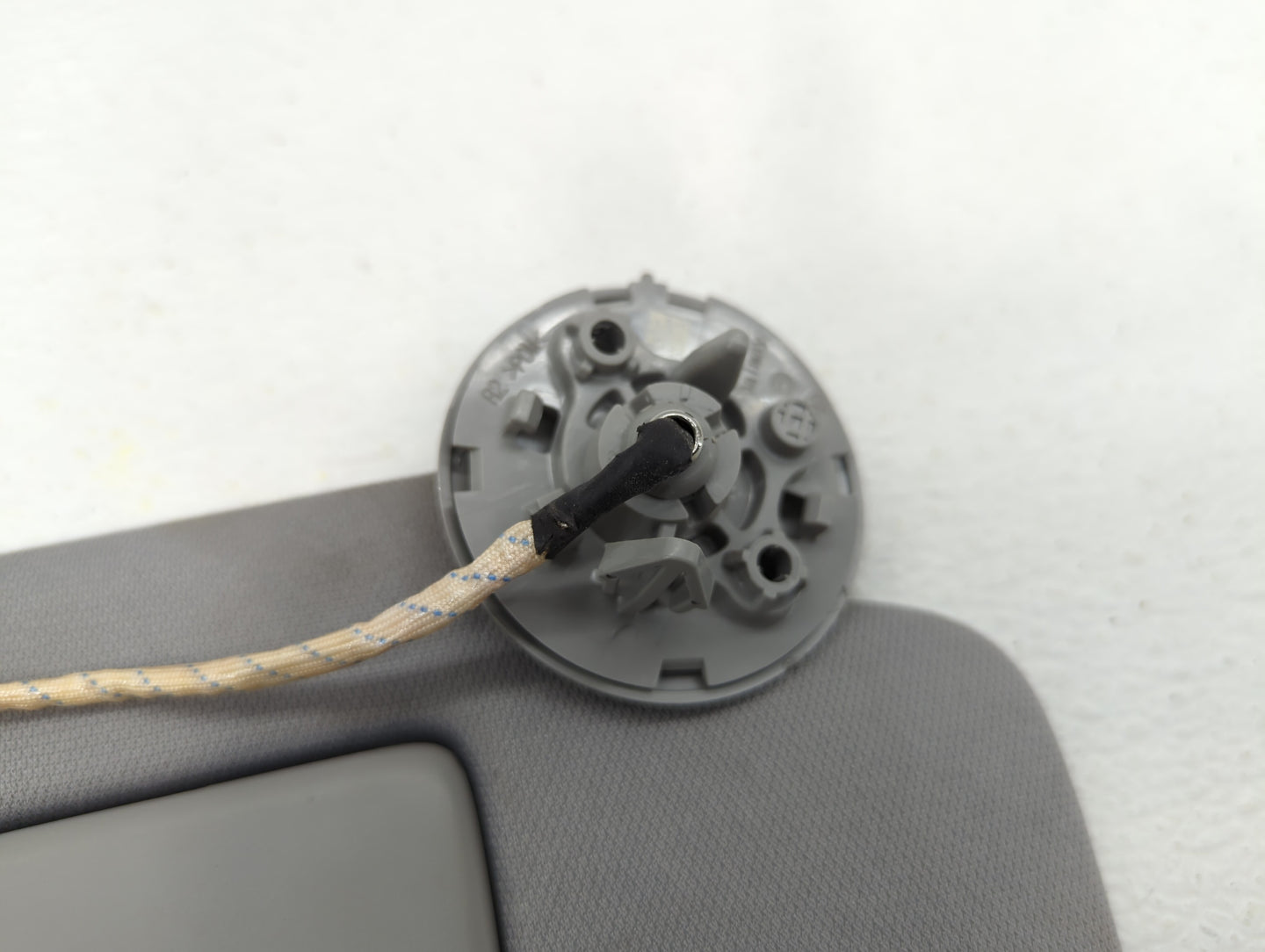 2018-2019 Chevrolet Equinox Sun Visor Shade Replacement Passenger Right Mirror Fits Fits 2018 2019 OEM Used Auto Parts - Oem