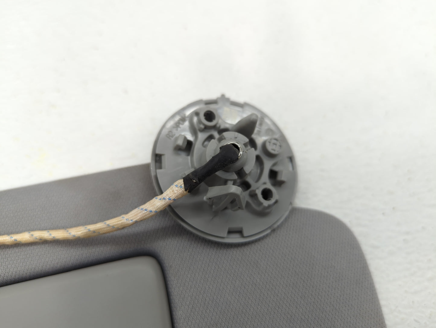 2018-2019 Chevrolet Equinox Sun Visor Shade Replacement Passenger Right Mirror Fits Fits 2018 2019 OEM Used Auto Parts - Oem