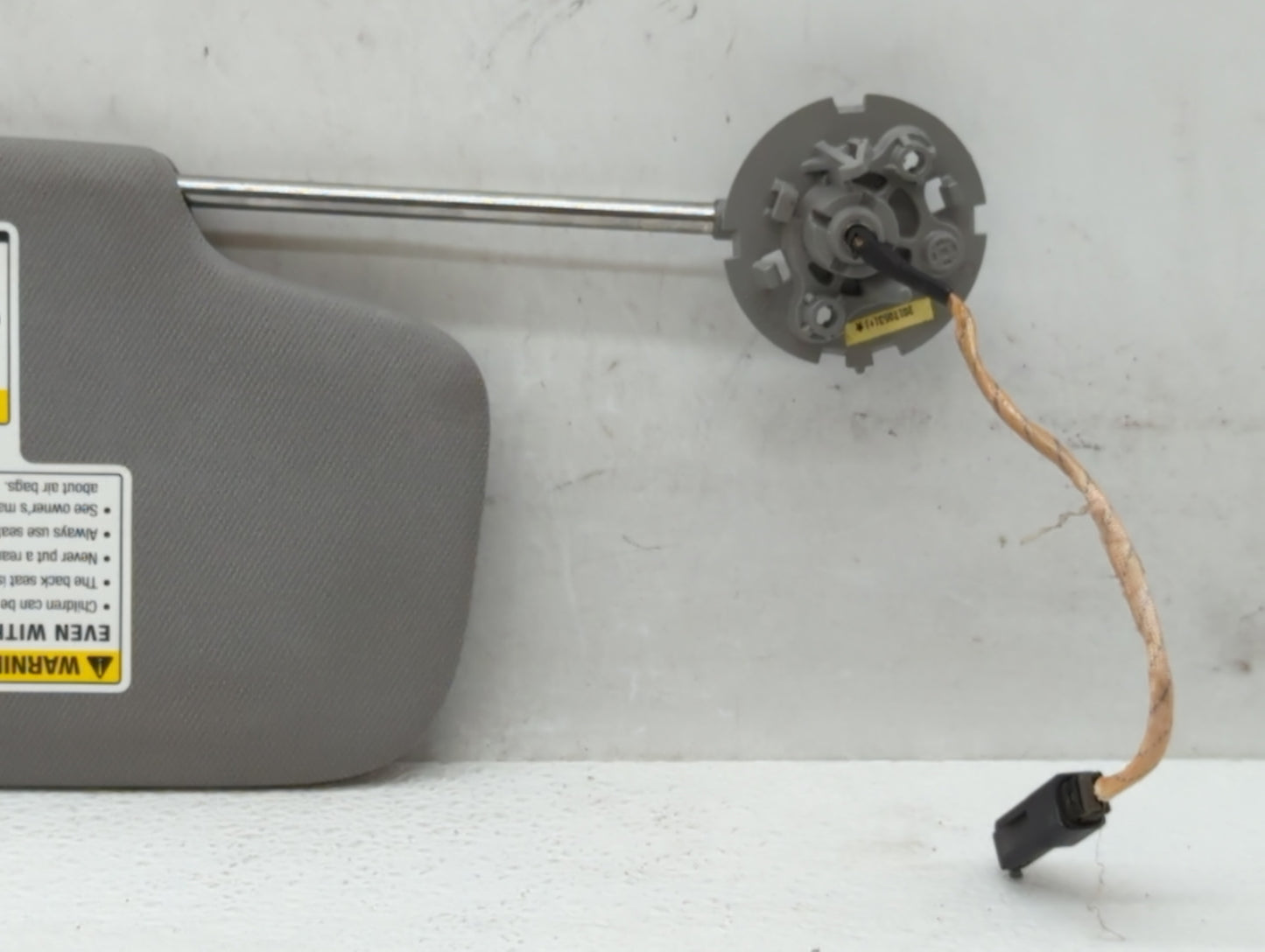 2018-2019 Chevrolet Equinox Sun Visor Shade Replacement Driver Left Mirror Fits Fits 2018 2019 OEM Used Auto Parts - Oemused