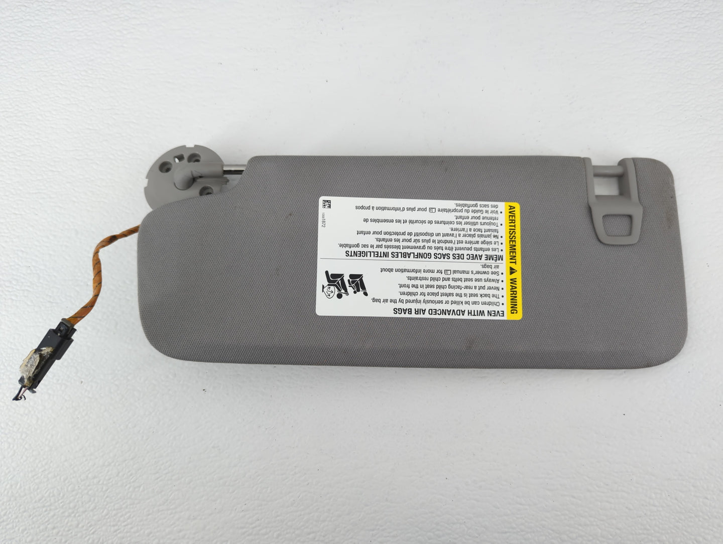 2018-2019 Chevrolet Equinox Sun Visor Shade Replacement Passenger Right Mirror Fits Fits 2018 2019 OEM Used Auto Parts - Oem