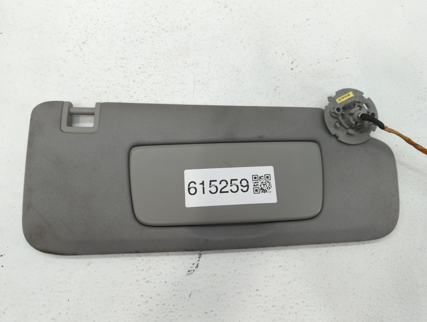 2018-2019 Chevrolet Equinox Sun Visor Shade Replacement Passenger Right Mirror Fits Fits 2018 2019 OEM Used Auto Parts - Oem