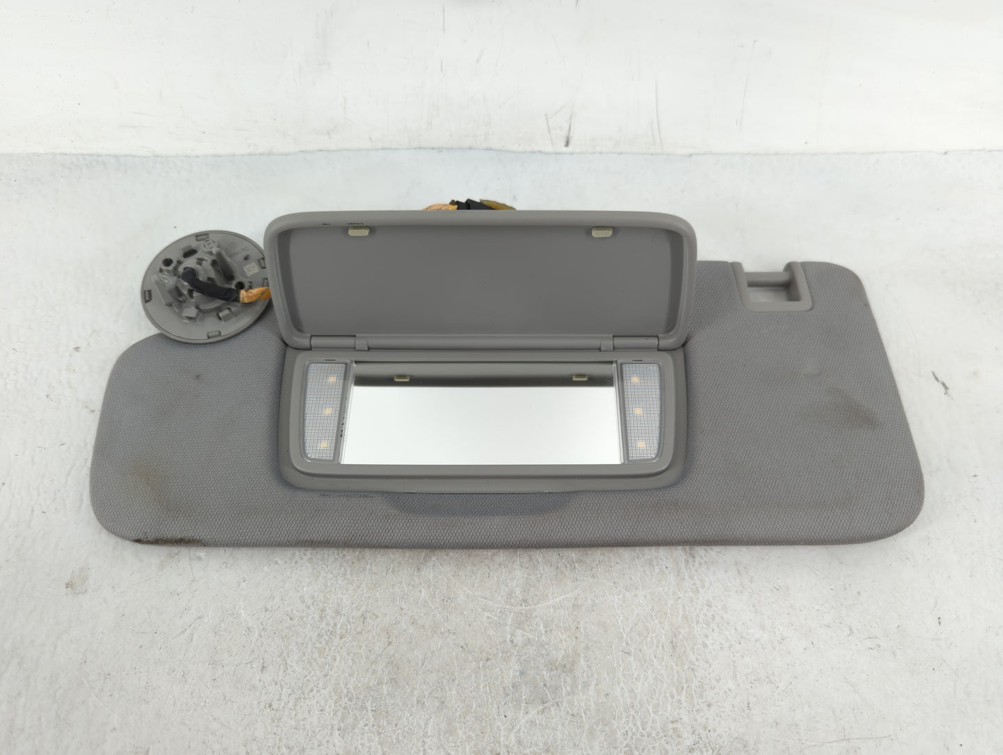 2018-2019 Chevrolet Equinox Sun Visor Shade Replacement Driver Left Mirror Fits Fits 2018 2019 OEM Used Auto Parts - Oemused
