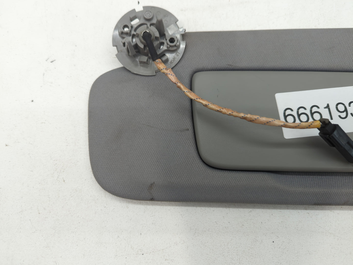 2018-2019 Chevrolet Equinox Sun Visor Shade Replacement Driver Left Mirror Fits Fits 2018 2019 OEM Used Auto Parts - Oemused