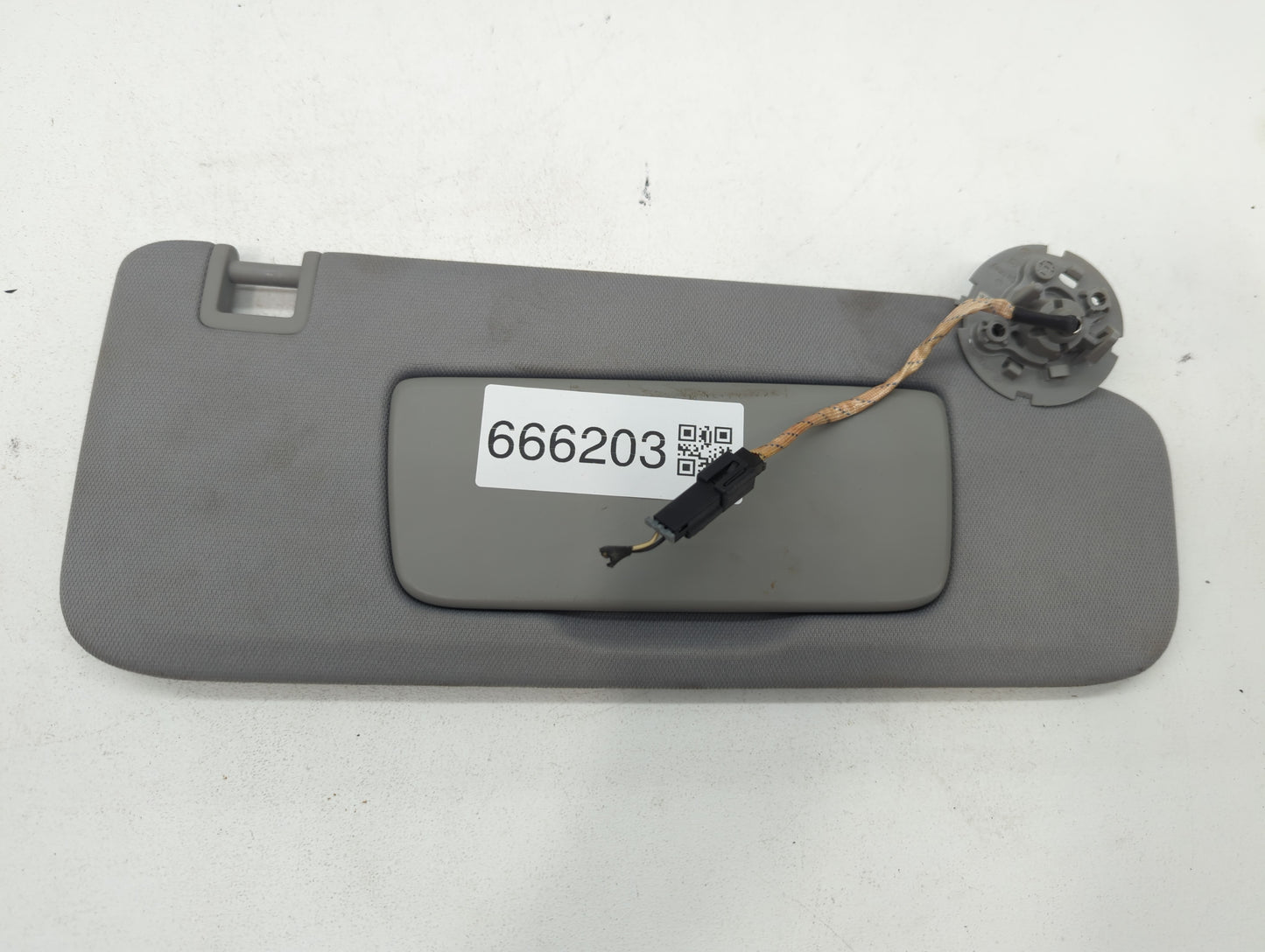 2018-2019 Chevrolet Equinox Sun Visor Shade Replacement Passenger Right Mirror Fits Fits 2018 2019 OEM Used Auto Parts - Oem