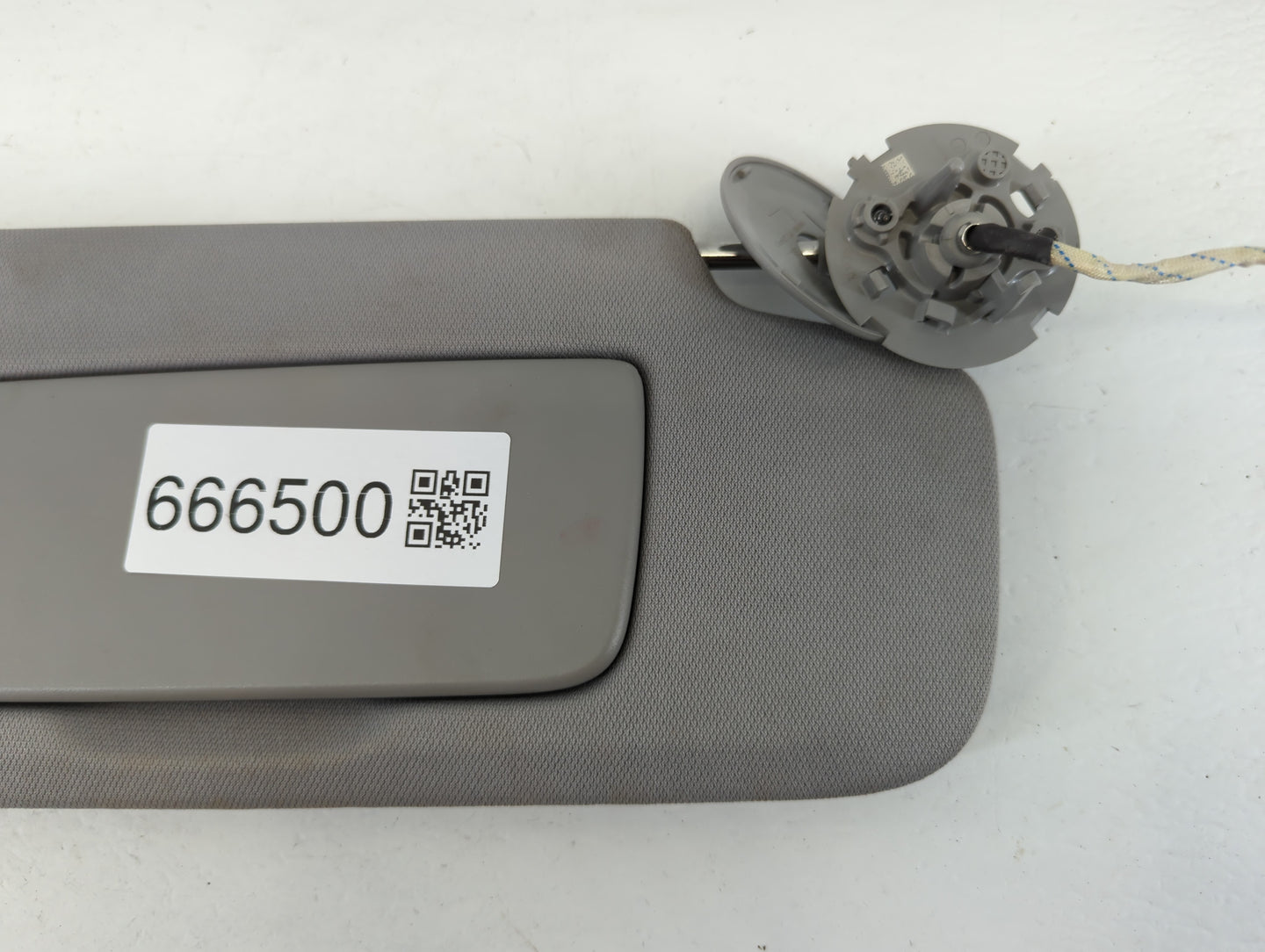 2018-2019 Chevrolet Equinox Sun Visor Shade Replacement Passenger Right Mirror Fits Fits 2018 2019 OEM Used Auto Parts - Oem