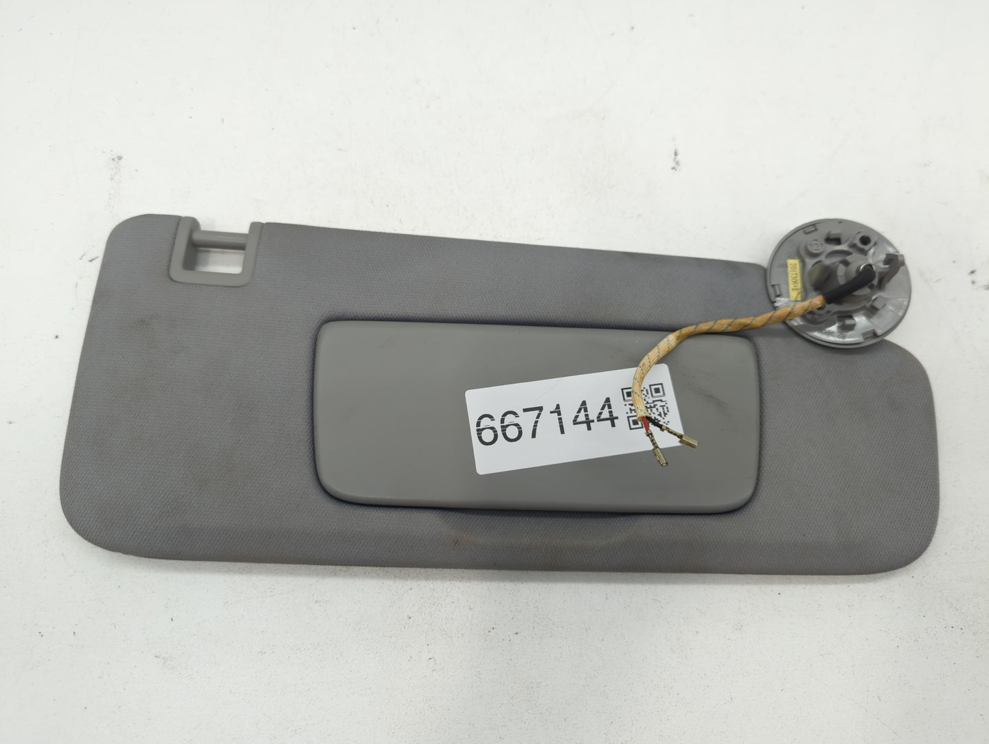 2018-2019 Chevrolet Equinox Sun Visor Shade Replacement Passenger Right Mirror Fits Fits 2018 2019 OEM Used Auto Parts - Oem