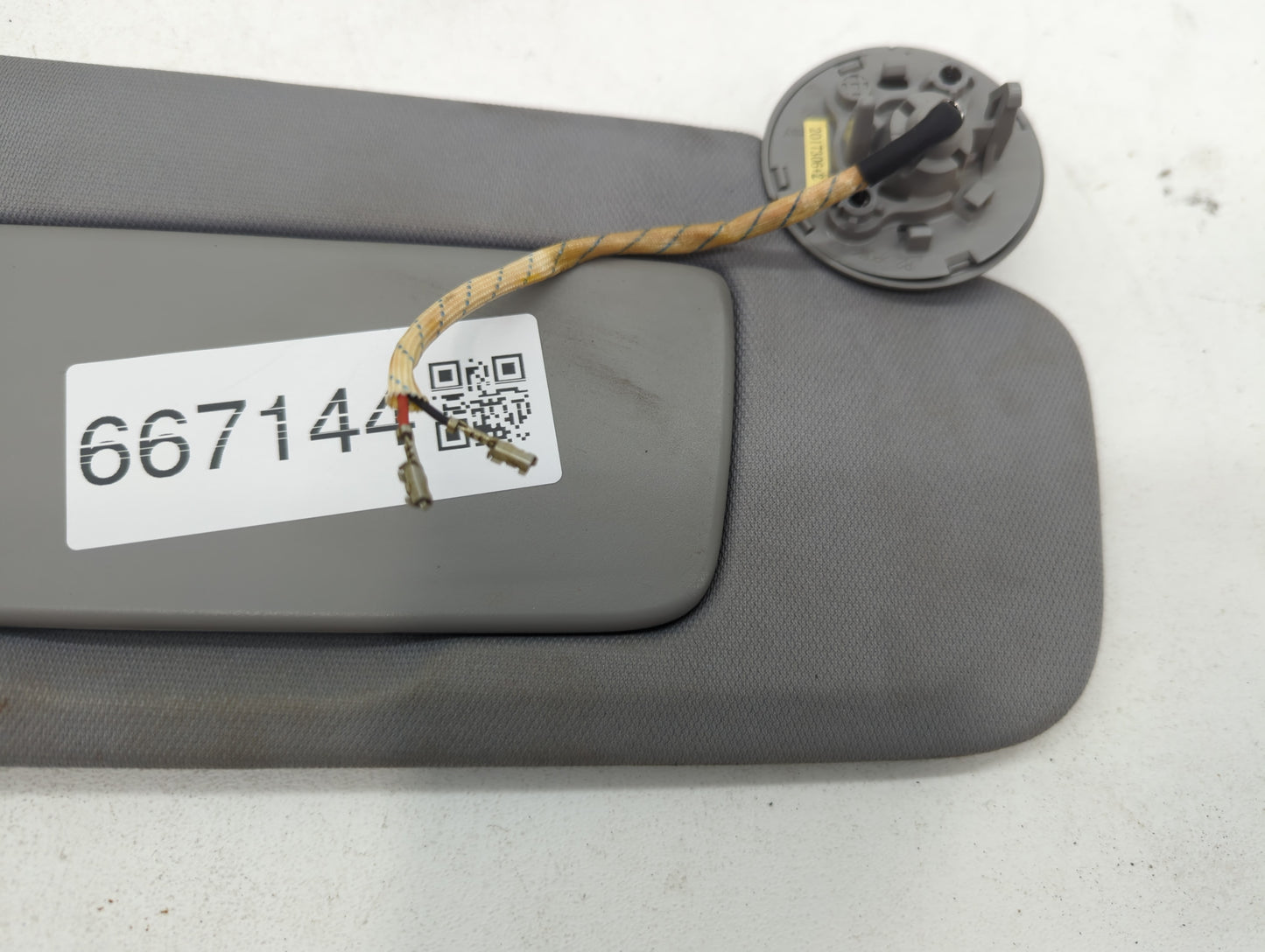 2018-2019 Chevrolet Equinox Sun Visor Shade Replacement Passenger Right Mirror Fits Fits 2018 2019 OEM Used Auto Parts - Oem