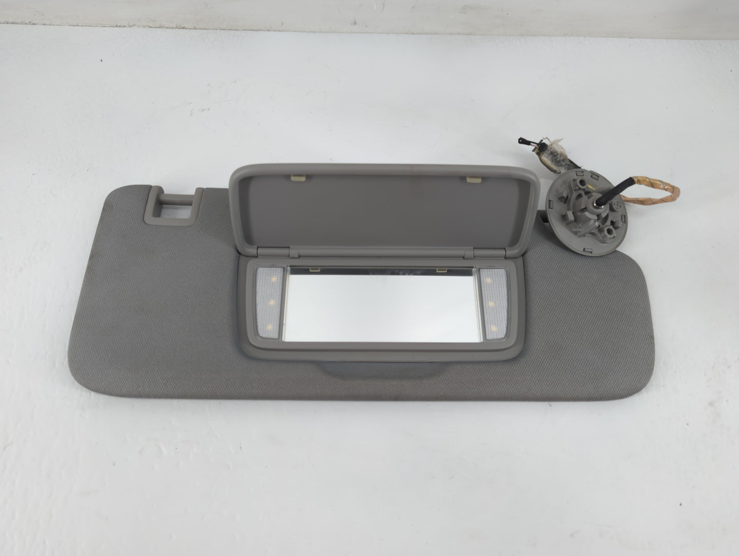 2018-2019 Chevrolet Equinox Sun Visor Shade Replacement Passenger Right Mirror Fits Fits 2018 2019 OEM Used Auto Parts - Oem