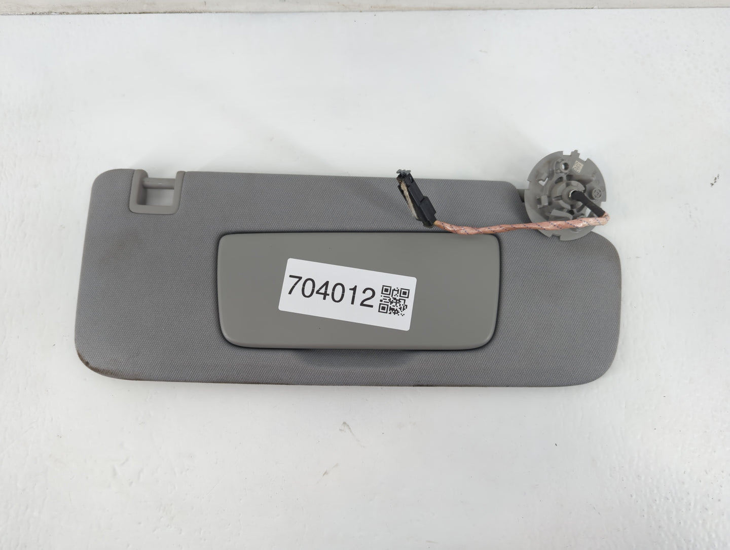 2018-2019 Chevrolet Equinox Sun Visor Shade Replacement Passenger Right Mirror Fits Fits 2018 2019 OEM Used Auto Parts - Oem