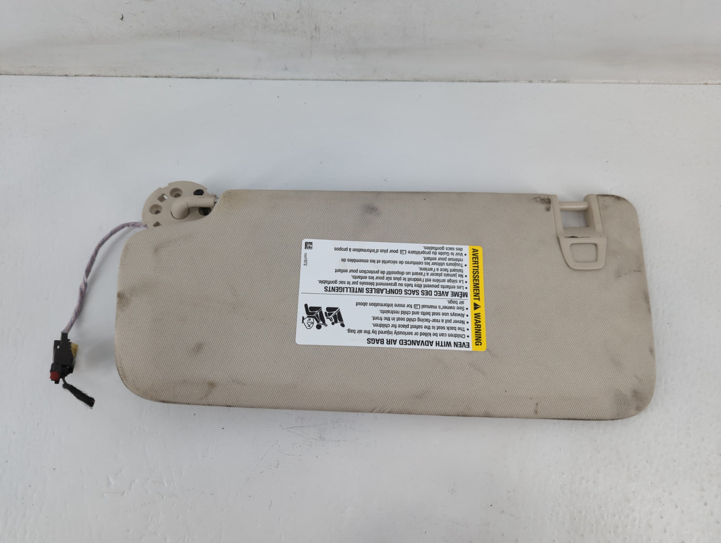 2018-2019 Chevrolet Equinox Sun Visor Shade Replacement Passenger Right Mirror Fits Fits 2018 2019 OEM Used Auto Parts - Oem