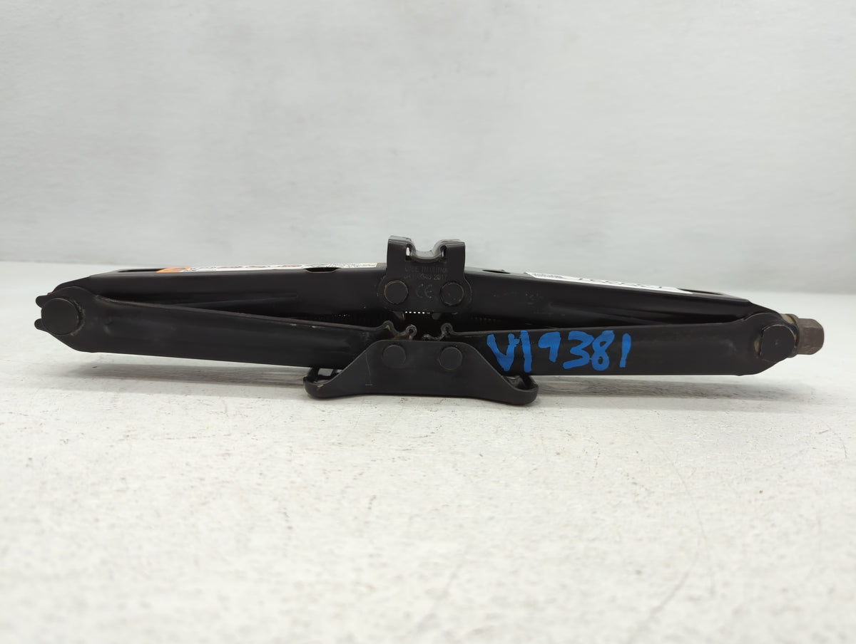 2018 Chevrolet Equinox Spare Scissor Car Jack 735397 - Oemusedautoparts1.com