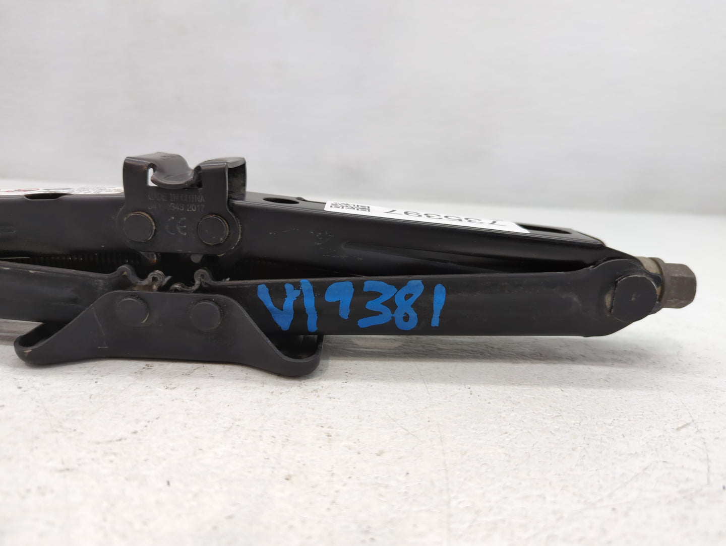 2018 Chevrolet Equinox Spare Scissor Car Jack 735397 - Oemusedautoparts1.com