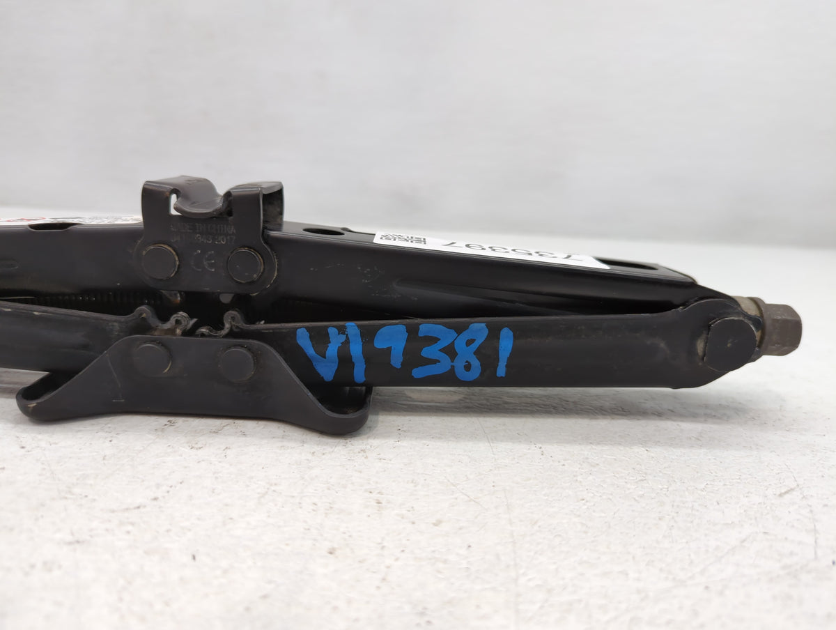 2018 Chevrolet Equinox Spare Scissor Car Jack 735397 - Oemusedautoparts1.com