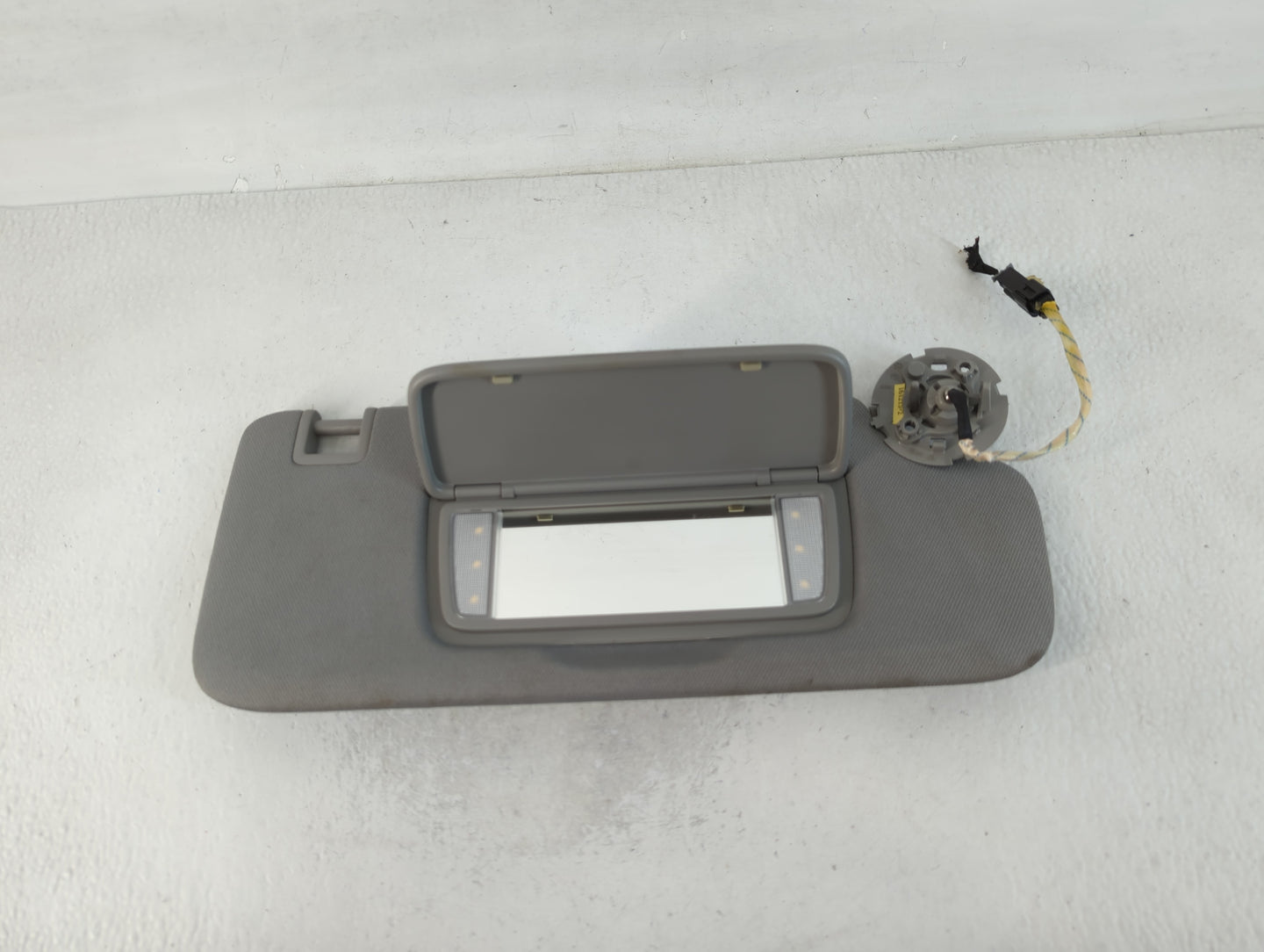 2018-2019 Chevrolet Equinox Sun Visor Shade Replacement Passenger Right Mirror Fits Fits 2018 2019 OEM Used Auto Parts - Oem