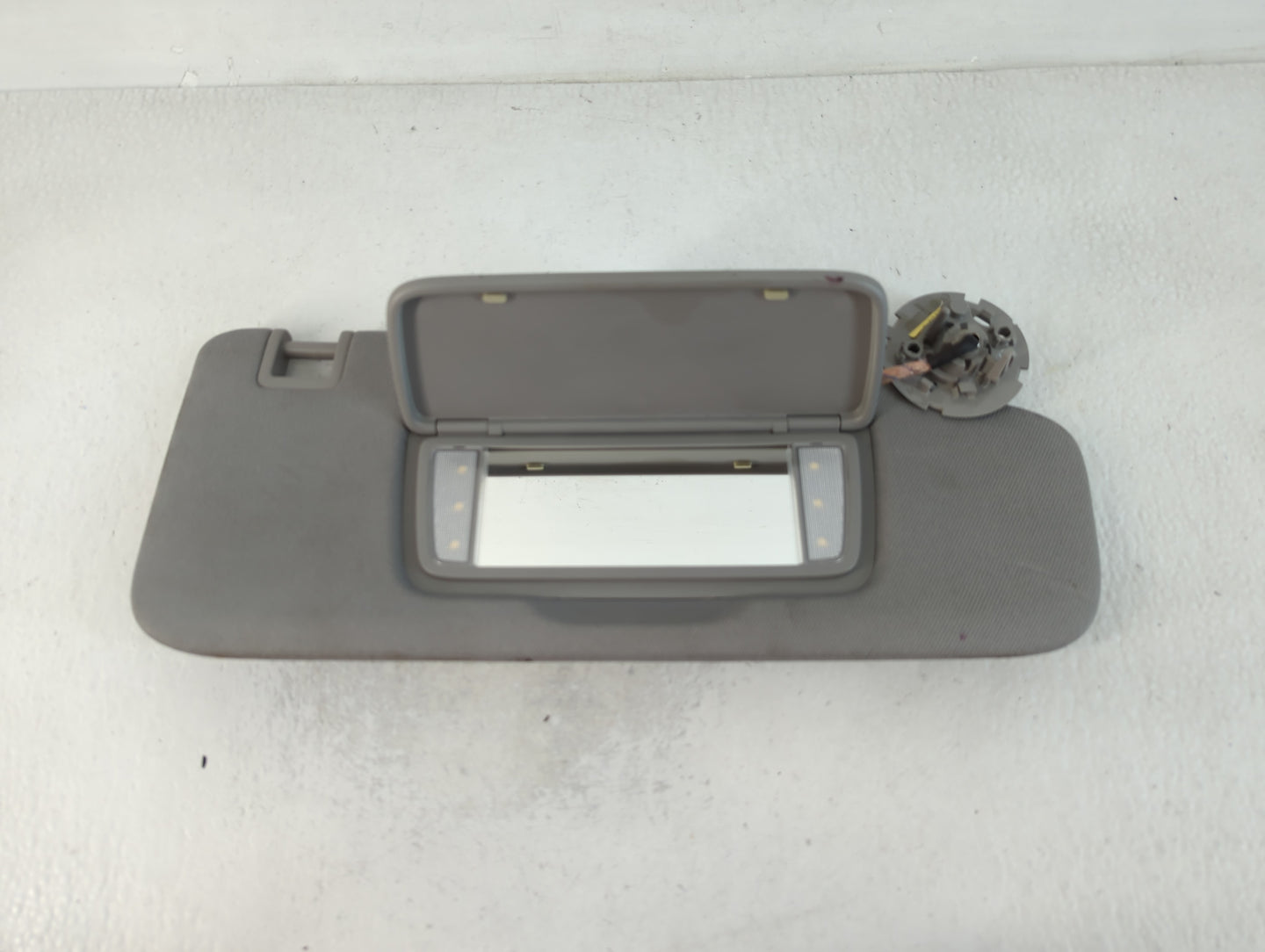 2018-2019 Chevrolet Equinox Sun Visor Shade Replacement Driver Left Mirror Fits Fits 2018 2019 OEM Used Auto Parts - Oemused