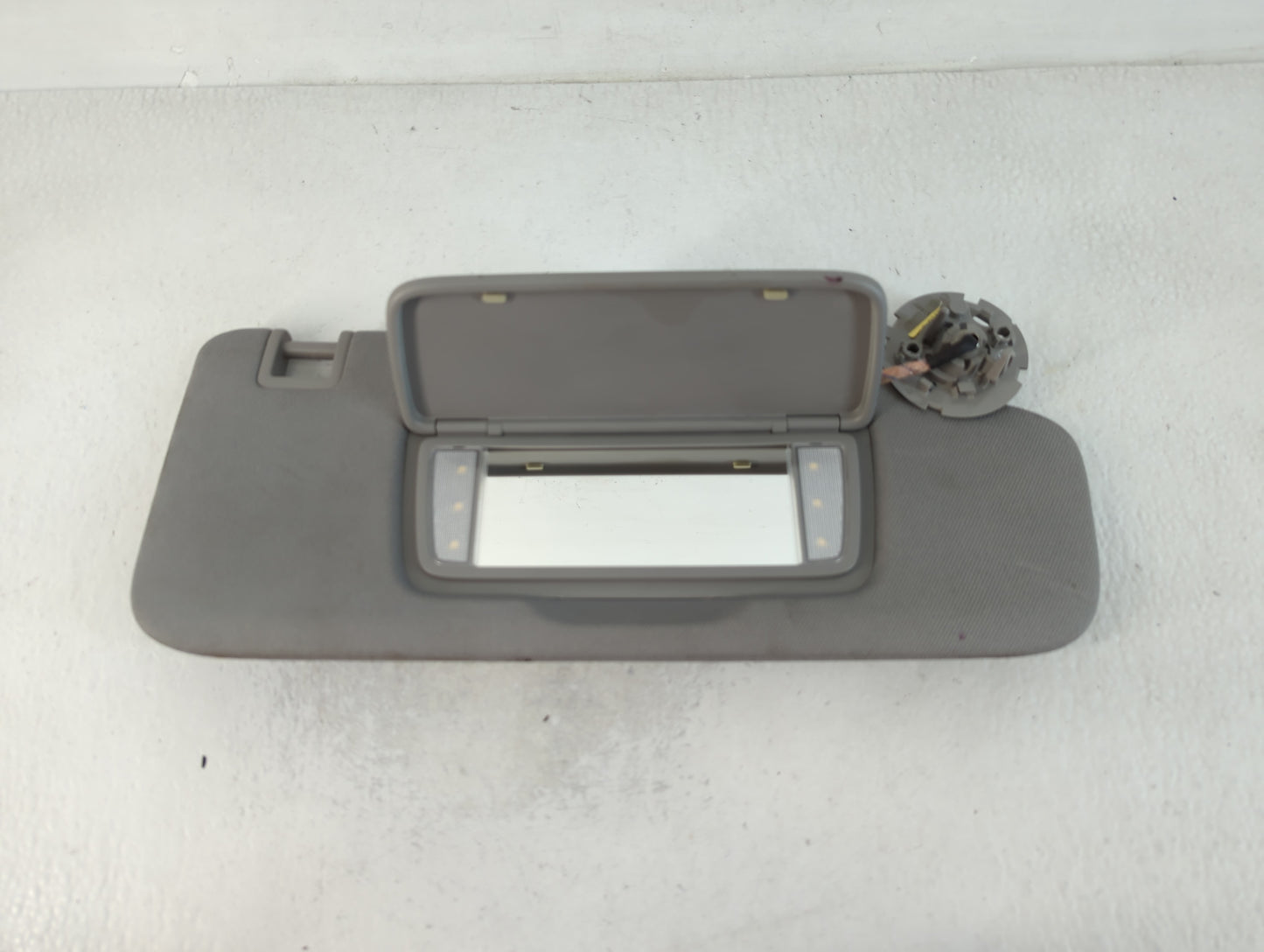 2018-2019 Chevrolet Equinox Sun Visor Shade Replacement Driver Left Mirror Fits Fits 2018 2019 OEM Used Auto Parts - Oemused