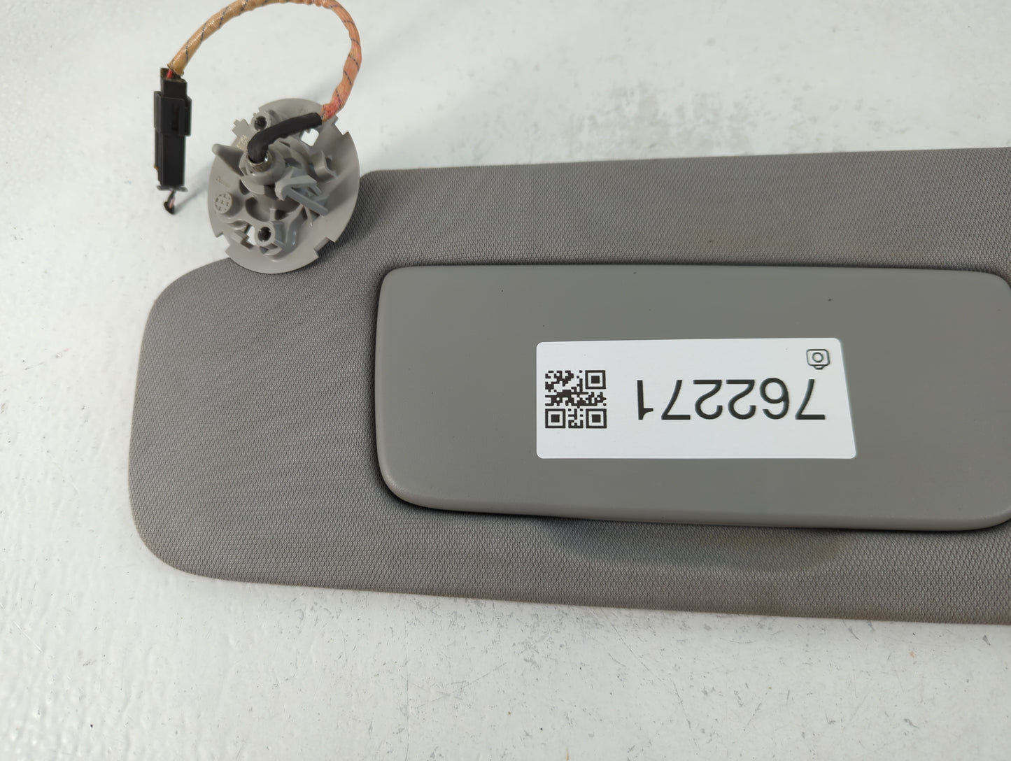 2018-2019 Chevrolet Equinox Sun Visor Shade Replacement Driver Left Mirror Fits Fits 2018 2019 OEM Used Auto Parts - Oemused