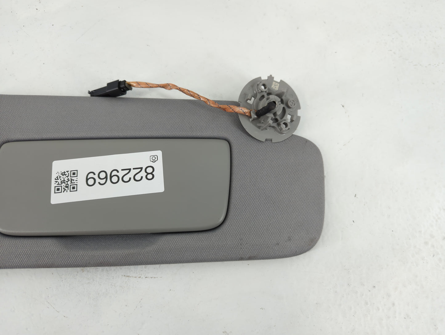 2018-2019 Chevrolet Equinox Sun Visor Shade Replacement Passenger Right Mirror Fits Fits 2018 2019 OEM Used Auto Parts - Oem