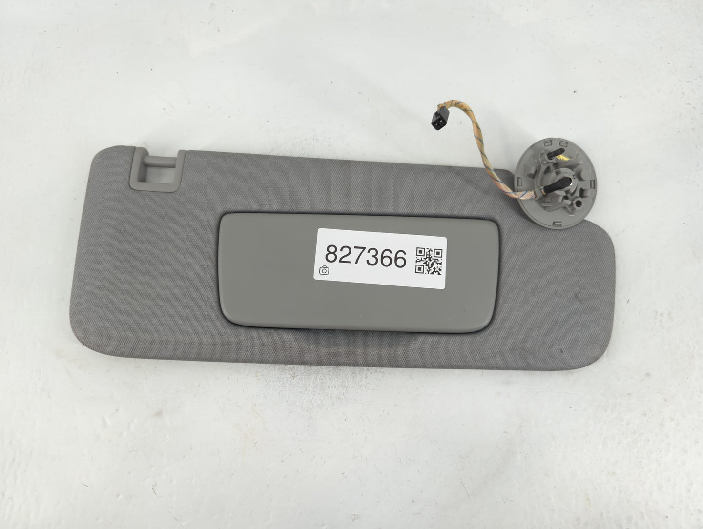 2018-2019 Chevrolet Equinox Sun Visor Shade Replacement Passenger Right Mirror Fits Fits 2018 2019 OEM Used Auto Parts - Oem