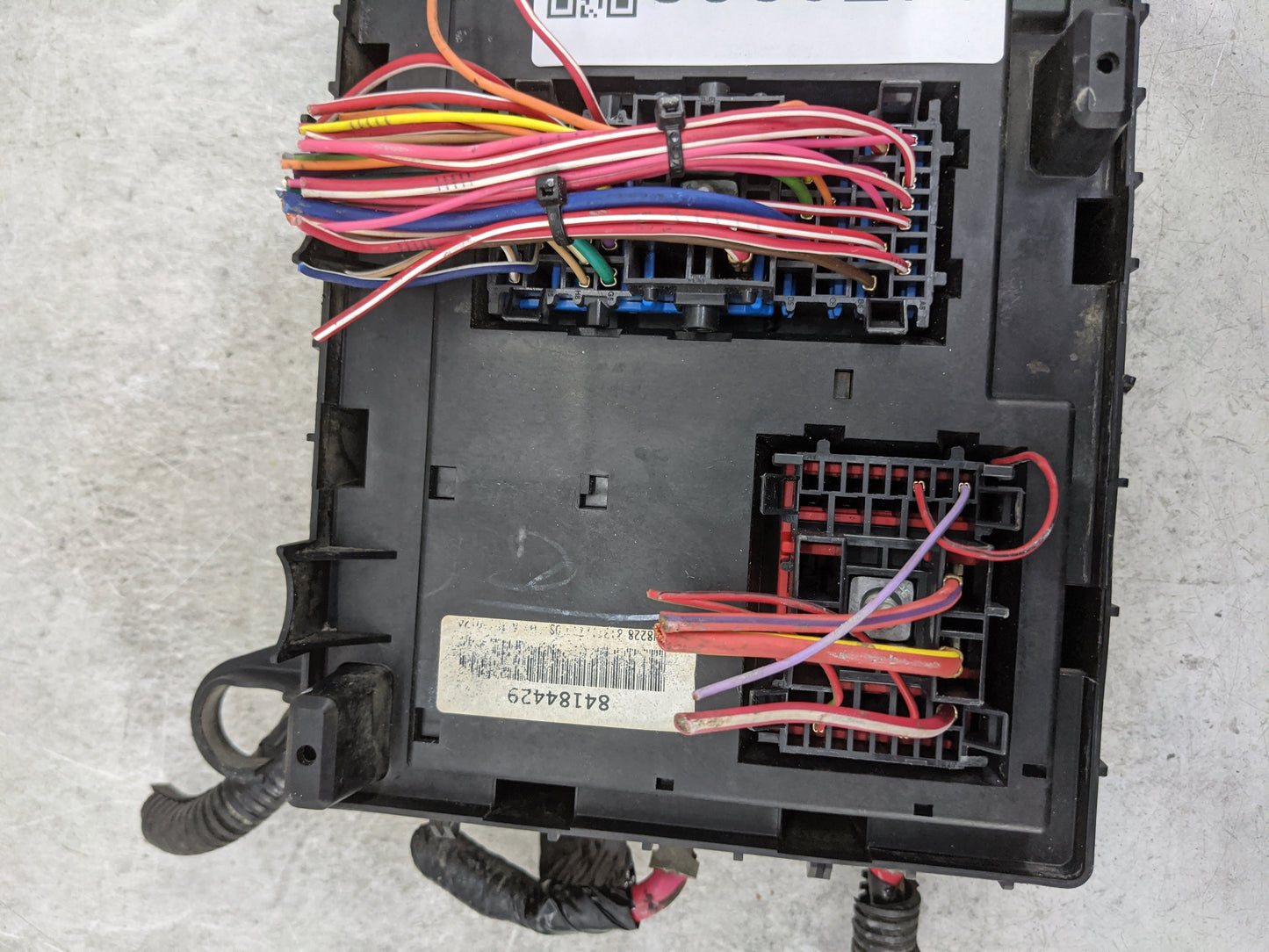 2018-2020 Chevrolet Express 2500 Fusebox Fuse Box Panel Relay Module P/N:84184429 Fits Fits 2018 2019 2020 OEM Used Auto Par